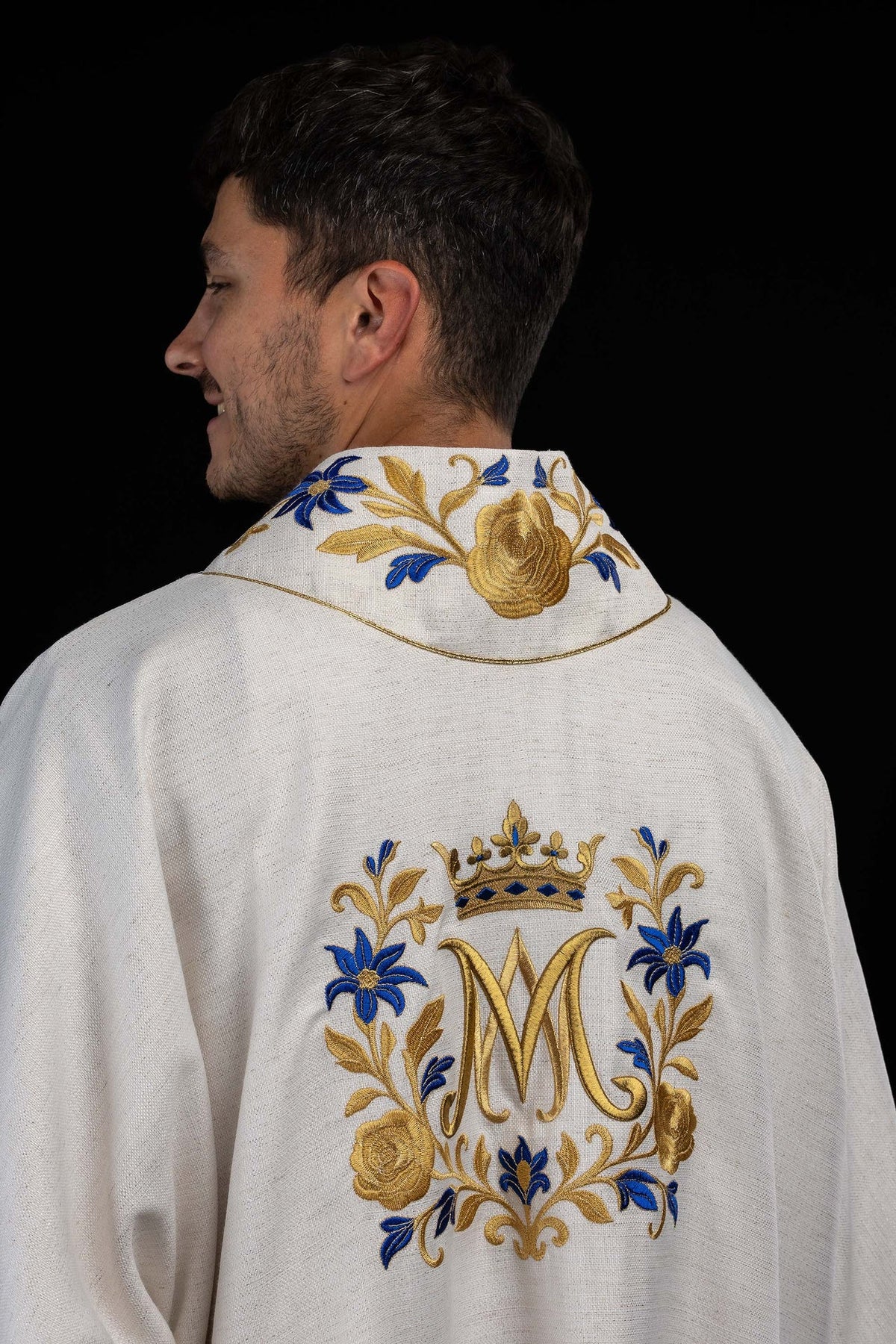 Dalmatique écrue brodée d’un motif marial