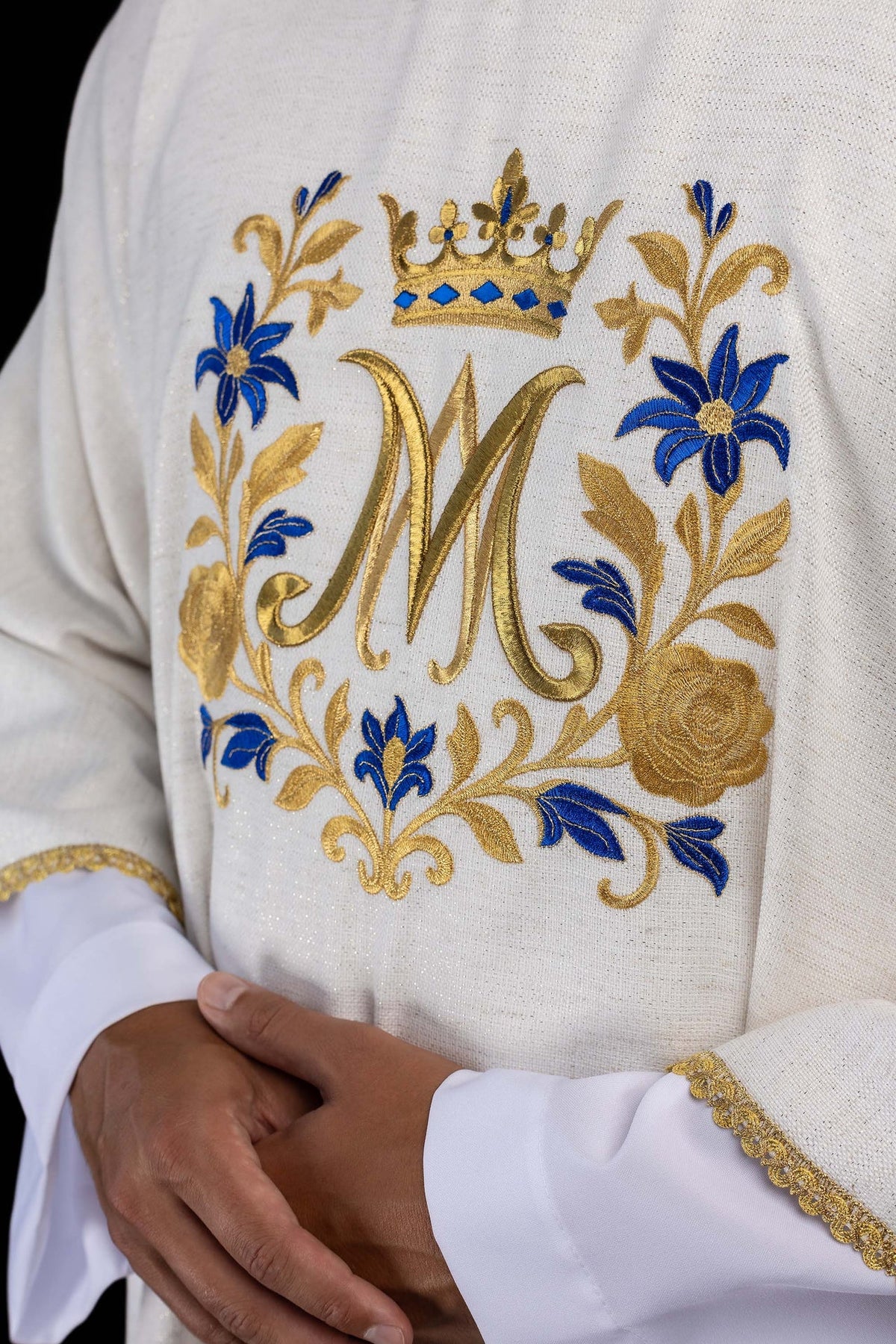Dalmatique écrue brodée d’un motif marial