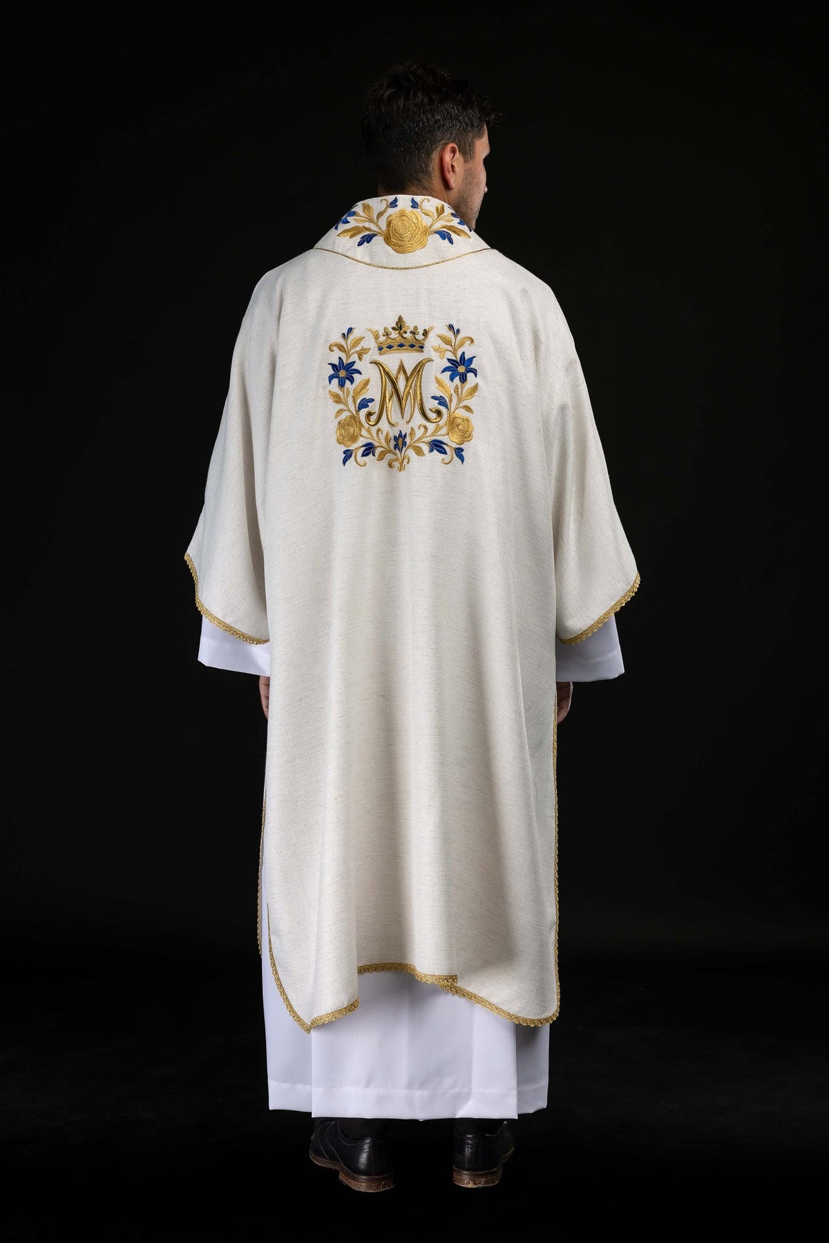 Dalmatique écrue brodée d’un motif marial