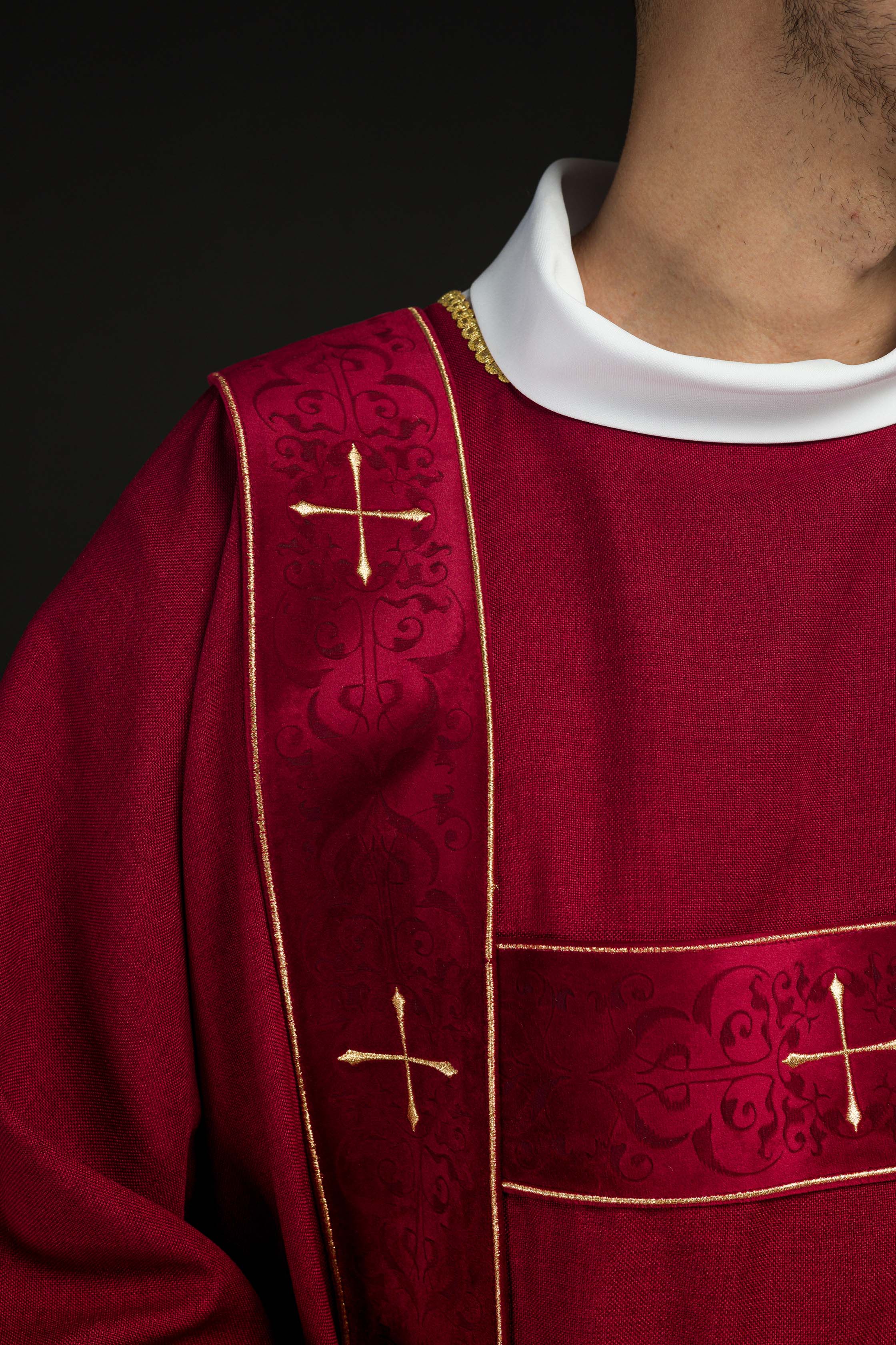 Dalmatique rouge avec bandes en velours et croix dorées brodées