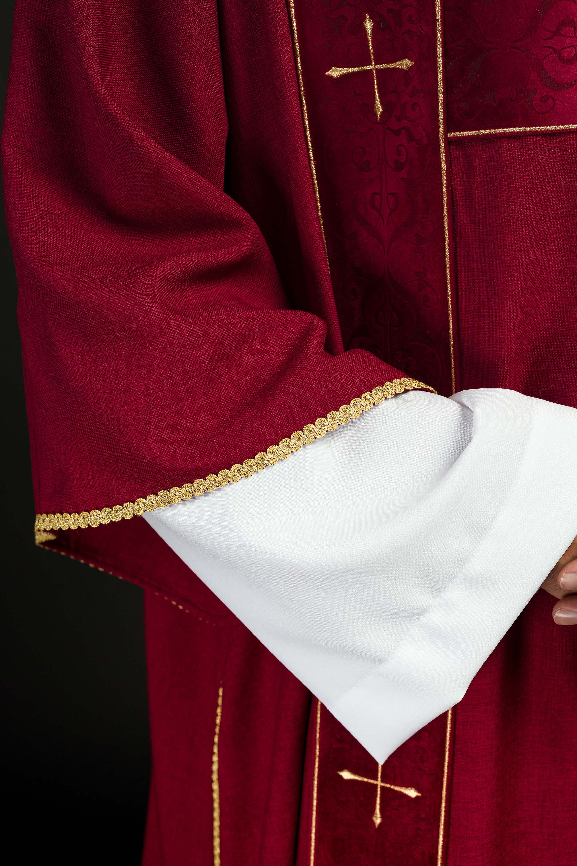 Dalmatique rouge avec bandes en velours et croix dorées brodées
