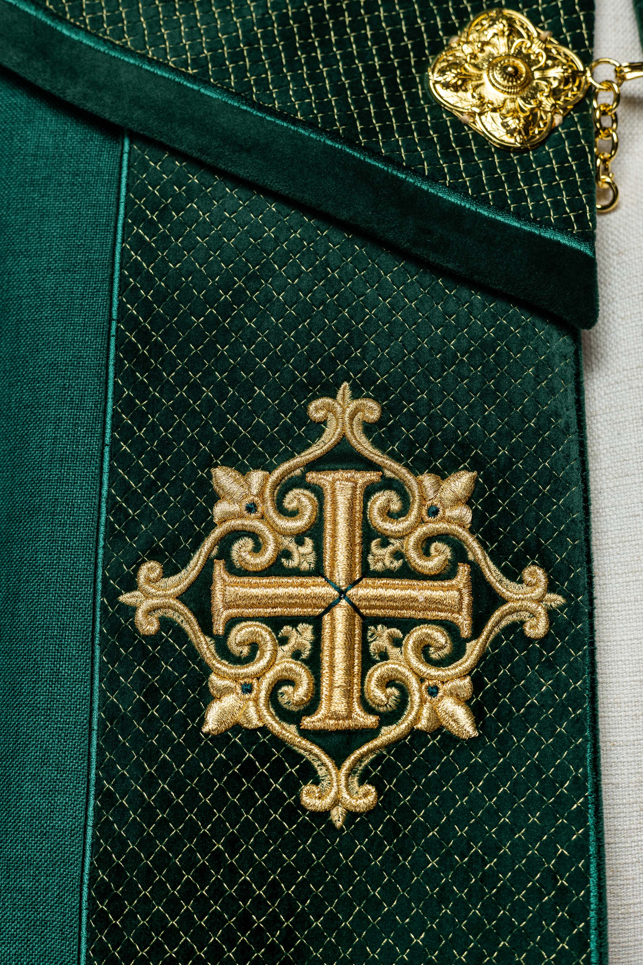 Chapelle avec une ceinture en velours et une broderie de croix