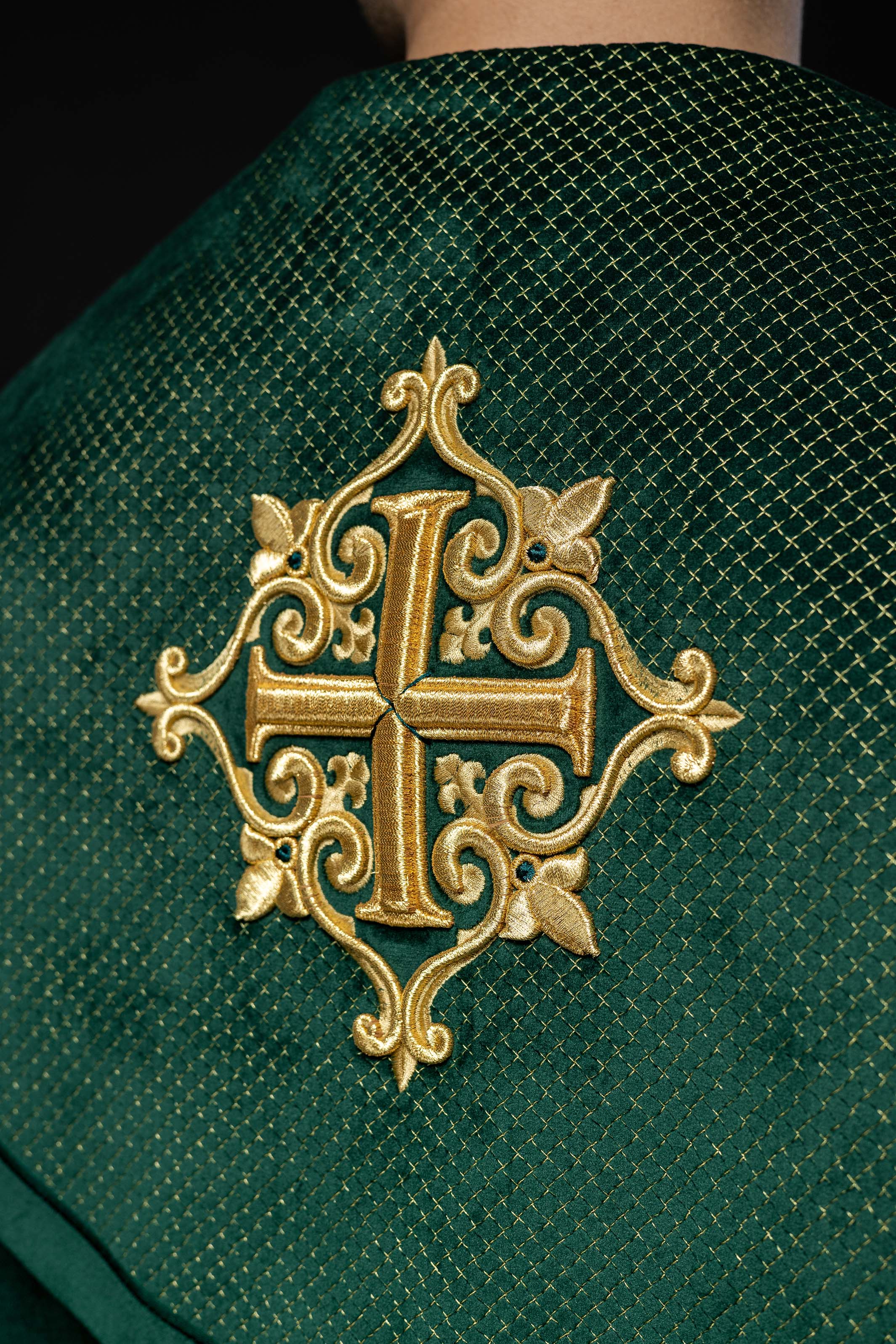 Chapelle avec une ceinture en velours et une broderie de croix