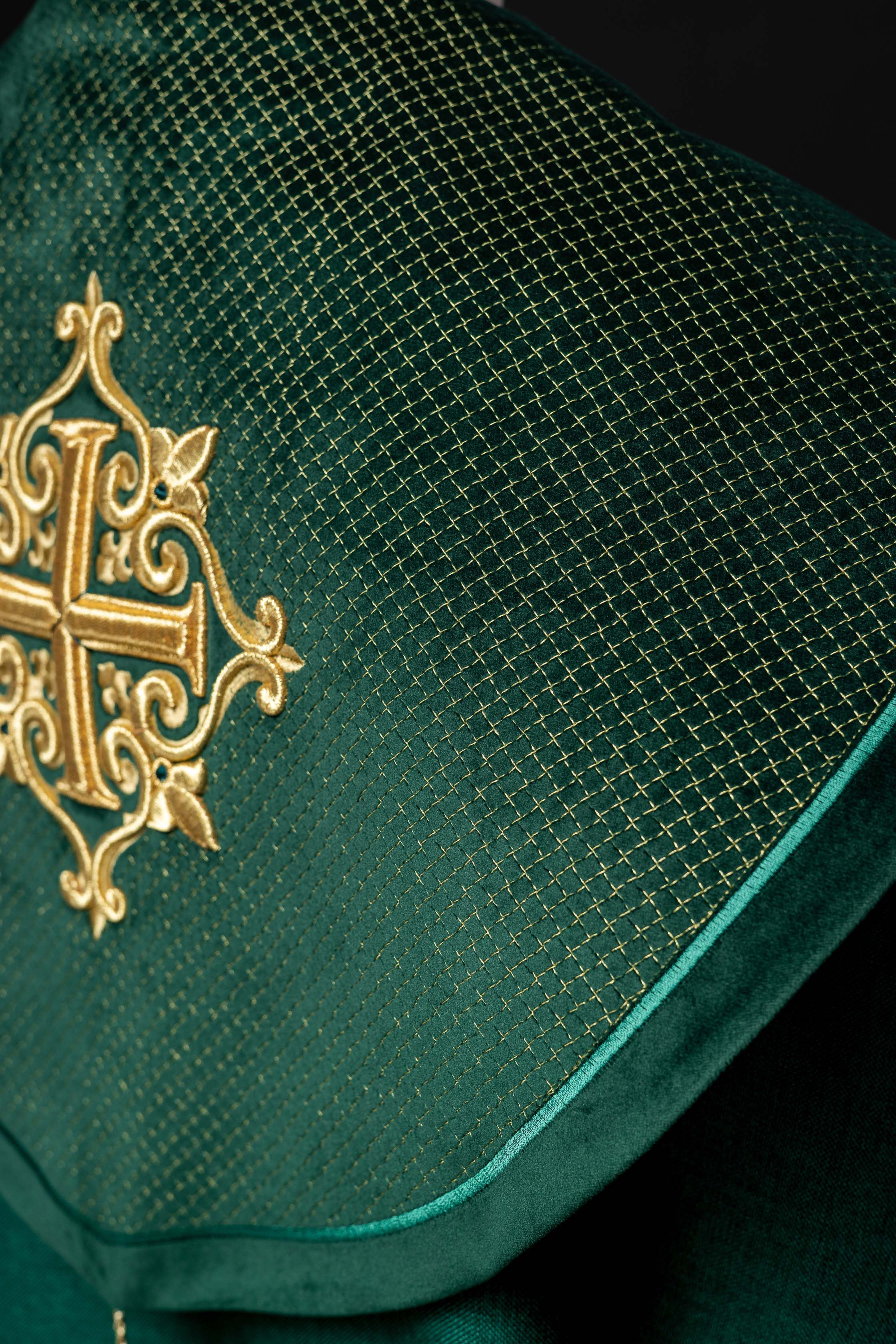 Chapelle avec une ceinture en velours et une broderie de croix