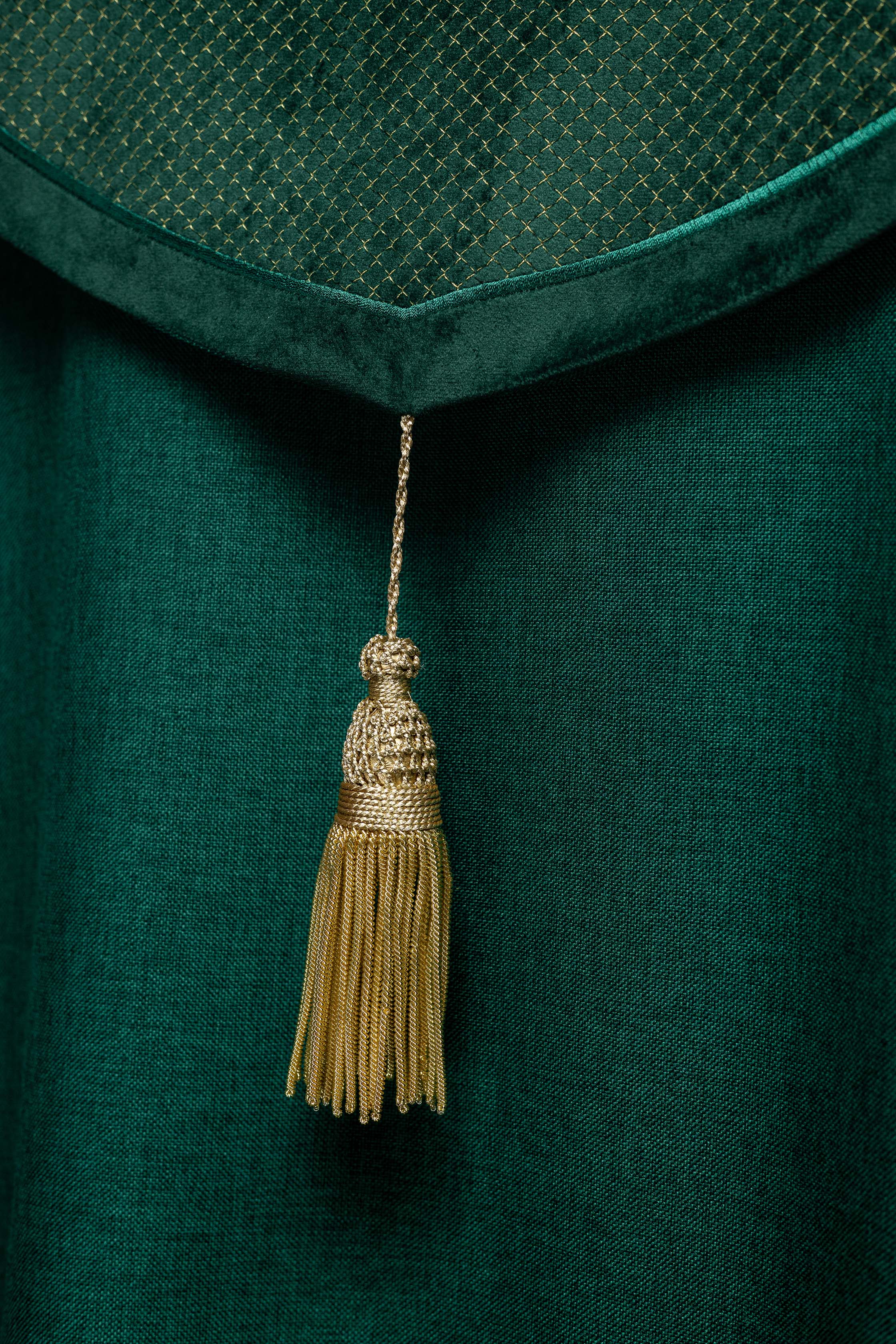 Chapelle avec une ceinture en velours et une broderie de croix