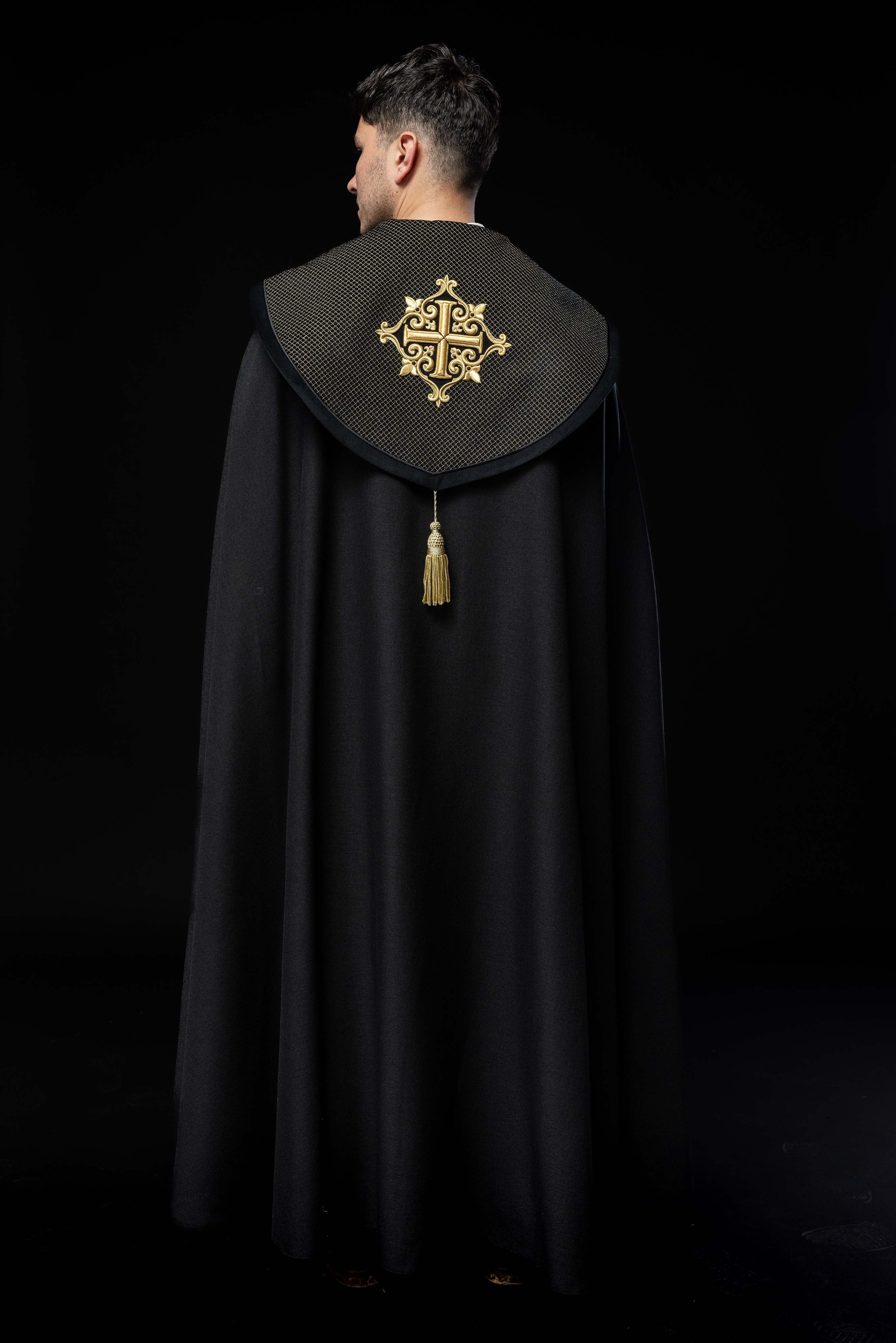Chapelle avec une ceinture en velours et une broderie de croix