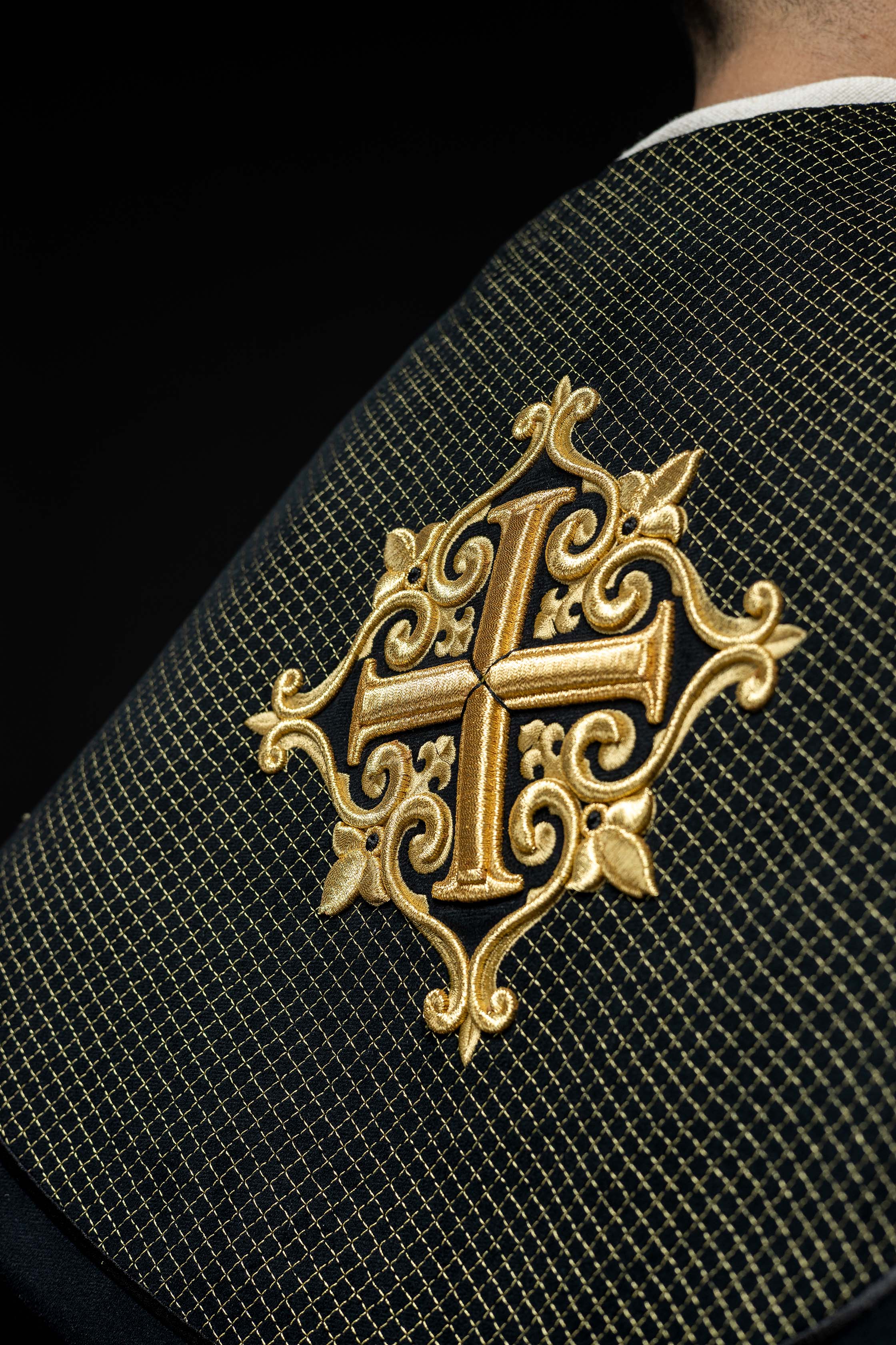 Chapelle avec une ceinture en velours et une broderie de croix