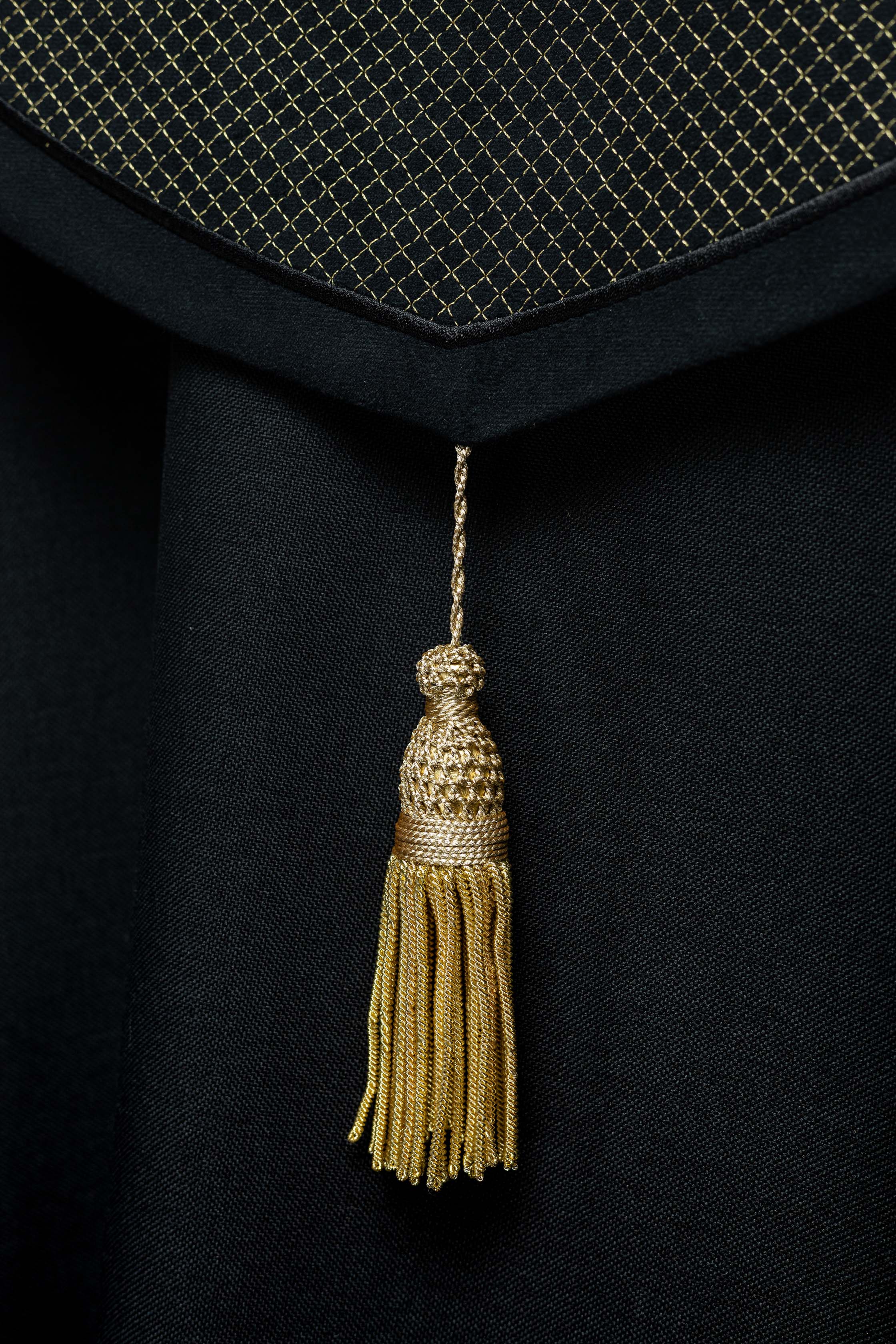 Chapelle avec une ceinture en velours et une broderie de croix