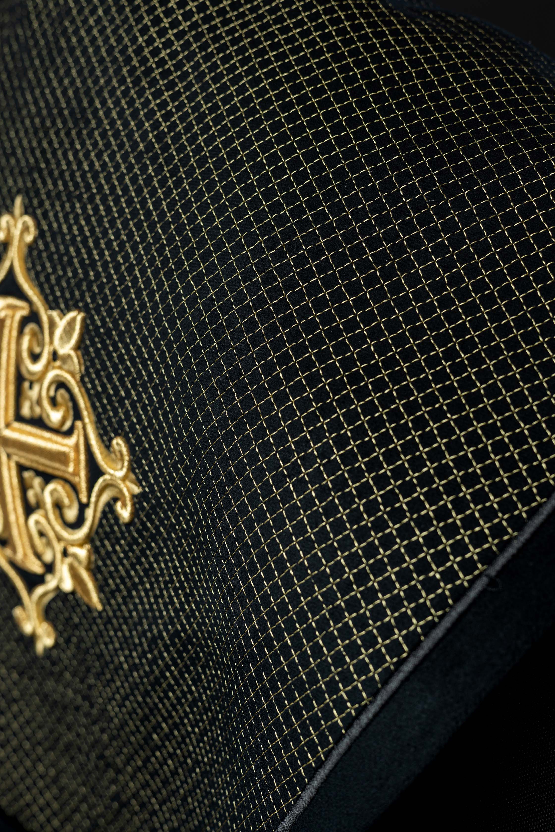 Chapelle avec une ceinture en velours et une broderie de croix