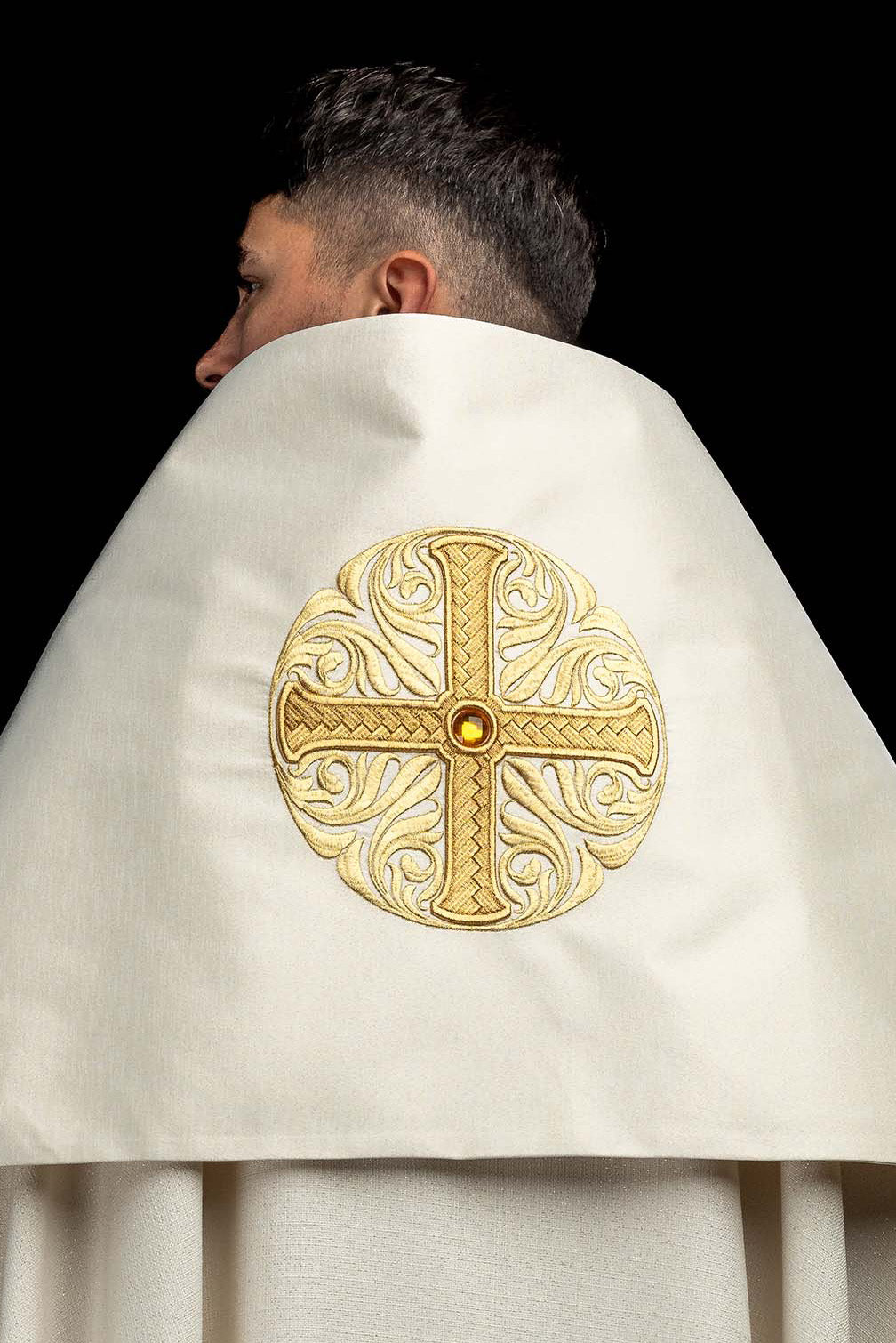 Voile huméral avec motif de croix brodé et pierre décorative