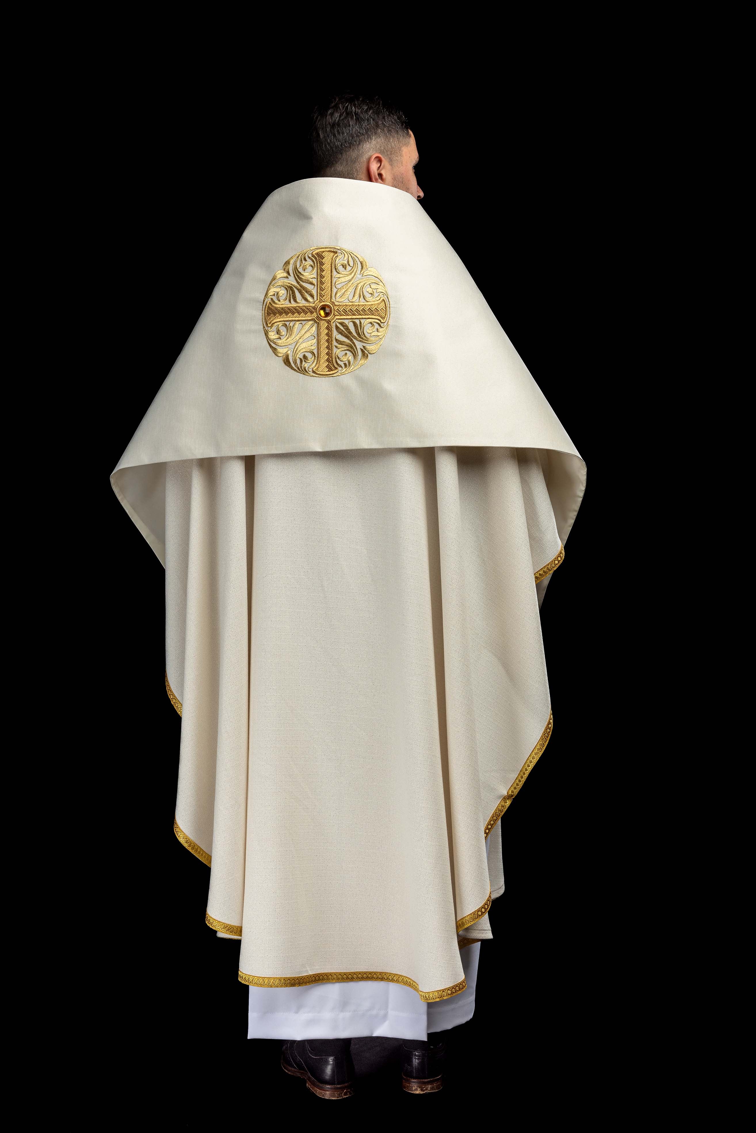Voile huméral avec motif de croix brodé et pierre décorative