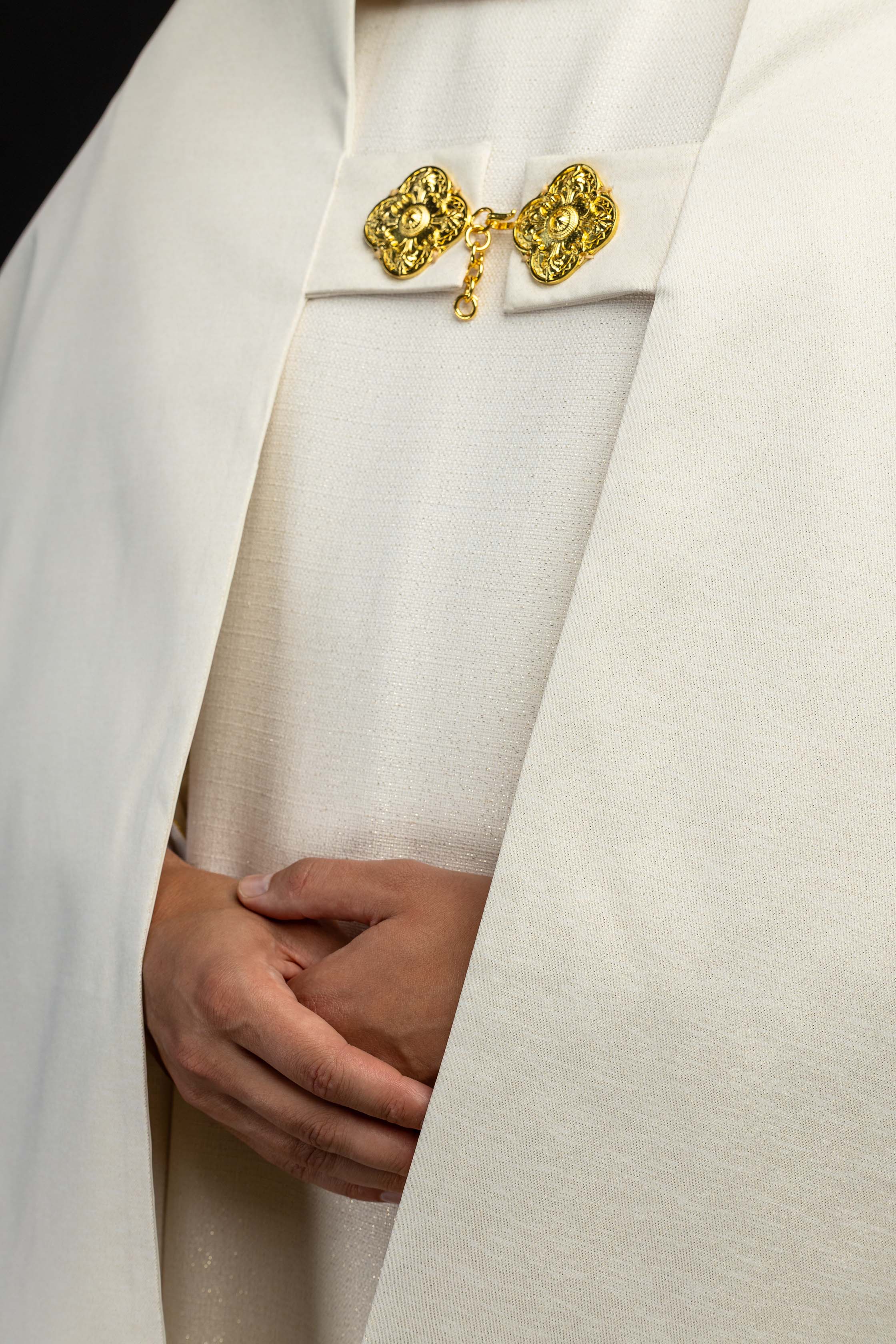 Voile huméral avec motif de croix brodé et pierre décorative