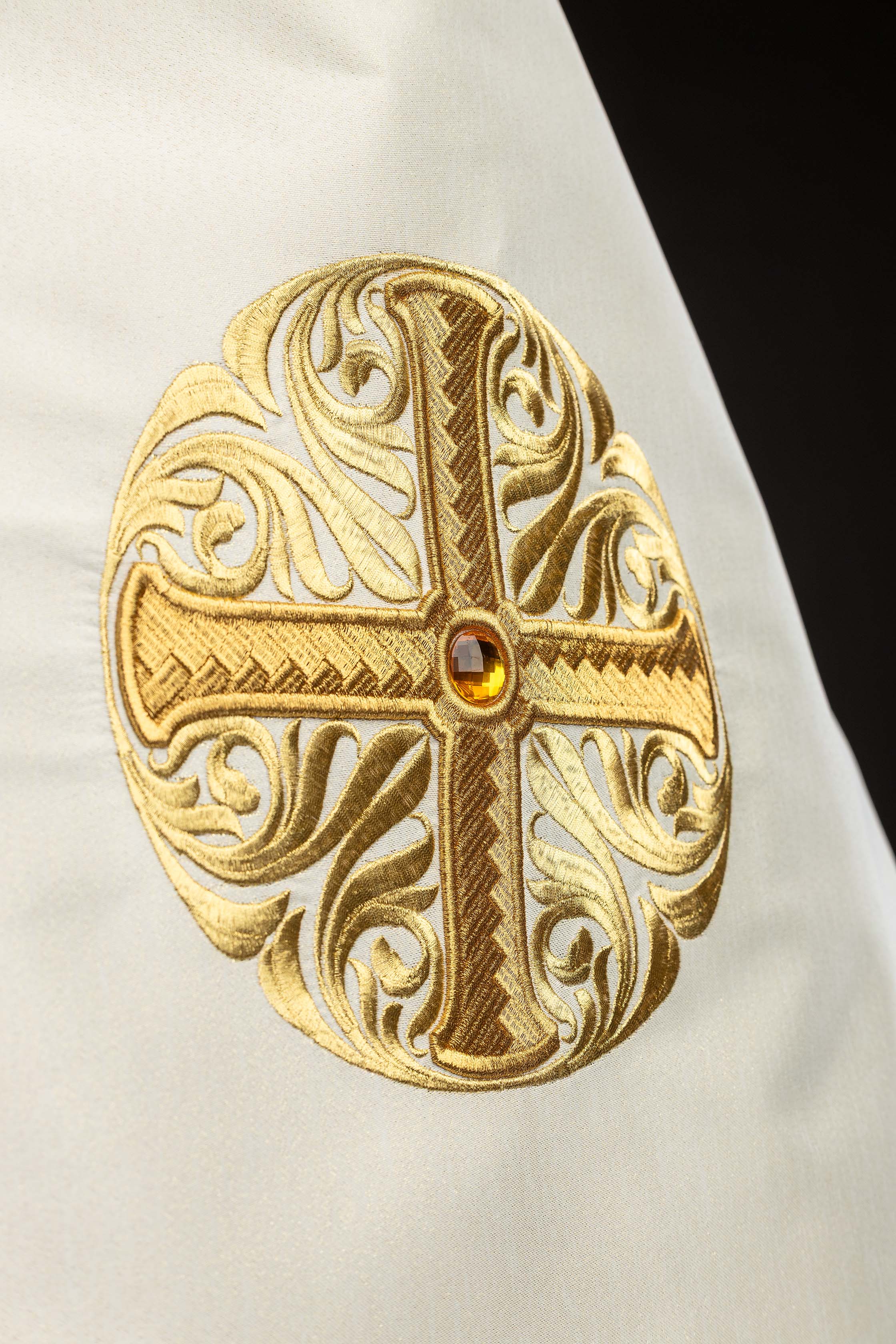Voile huméral avec motif de croix brodé et pierre décorative