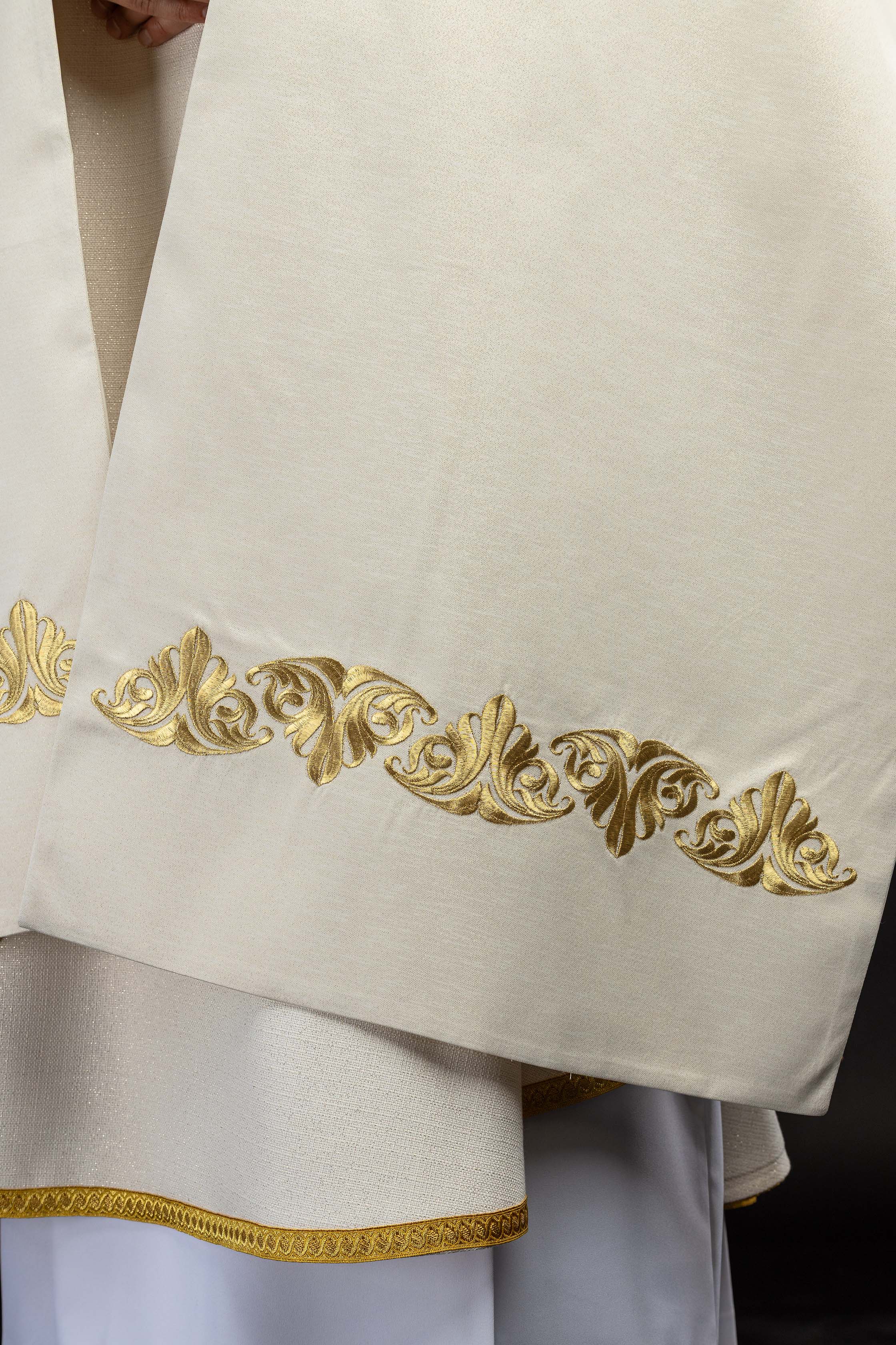 Voile huméral avec motif de croix brodé et pierre décorative