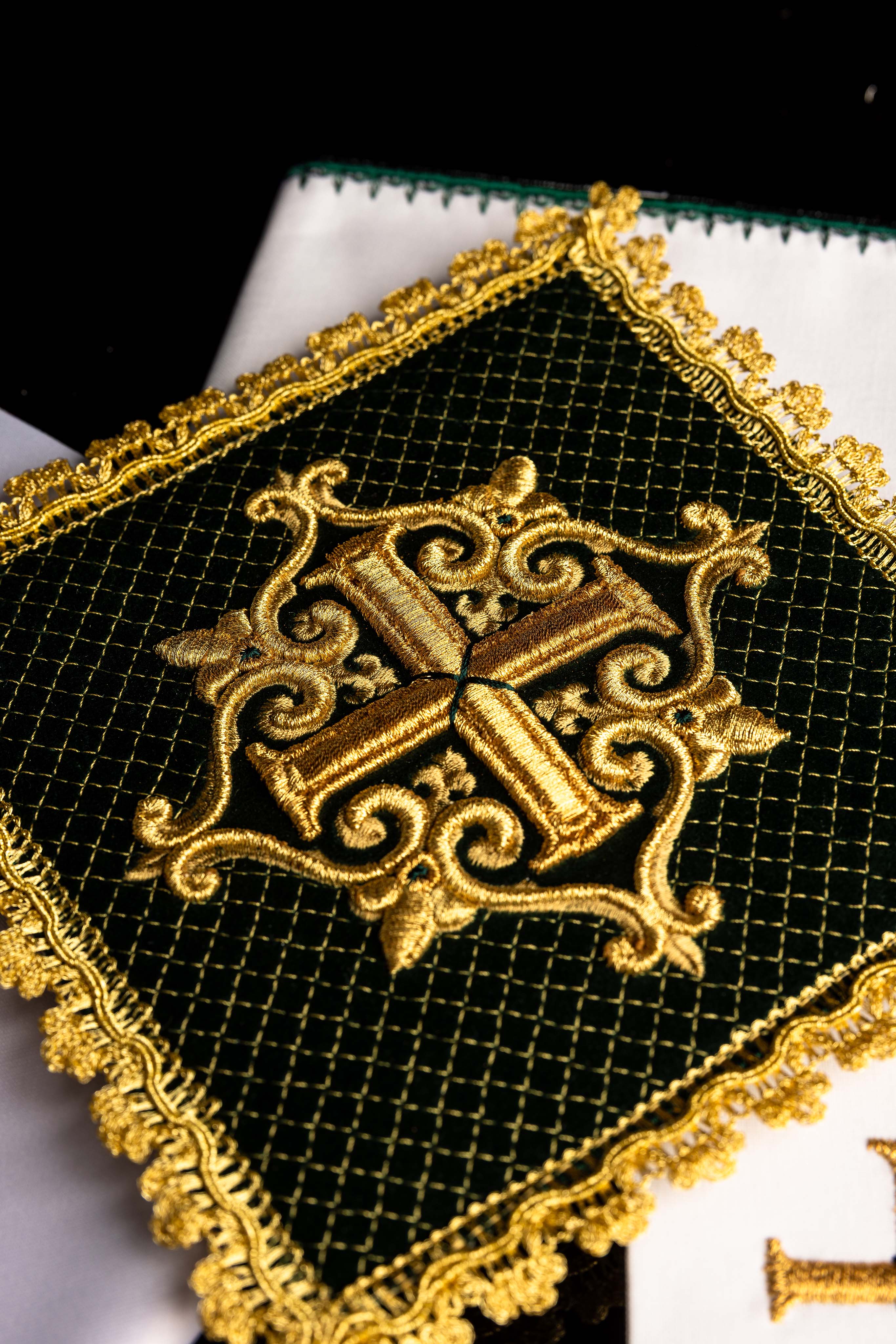 Set the Calice en lin avec croix brodée velours vert
