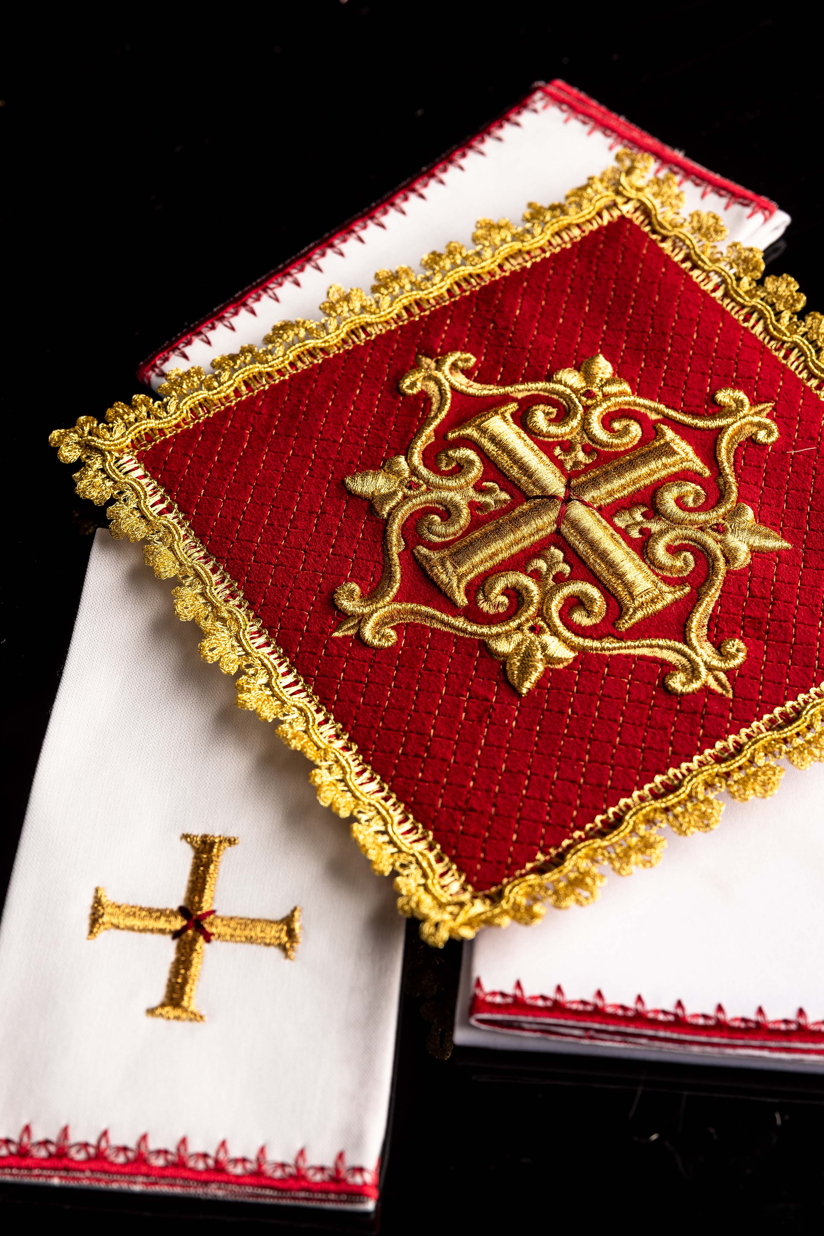 Set the Calice en lin avec croix brodée, velours rouge