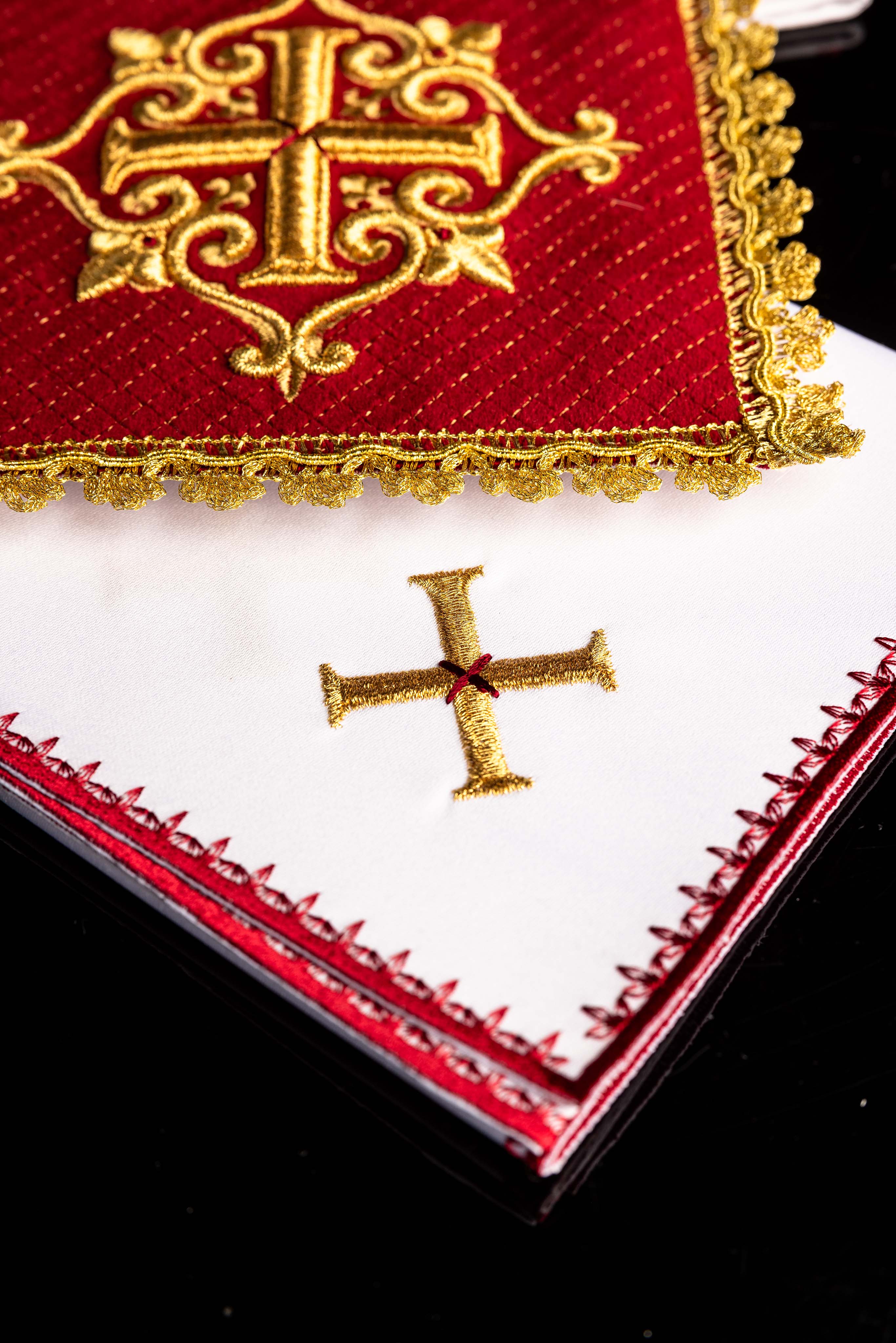 Set the Calice en lin avec croix brodée, velours rouge