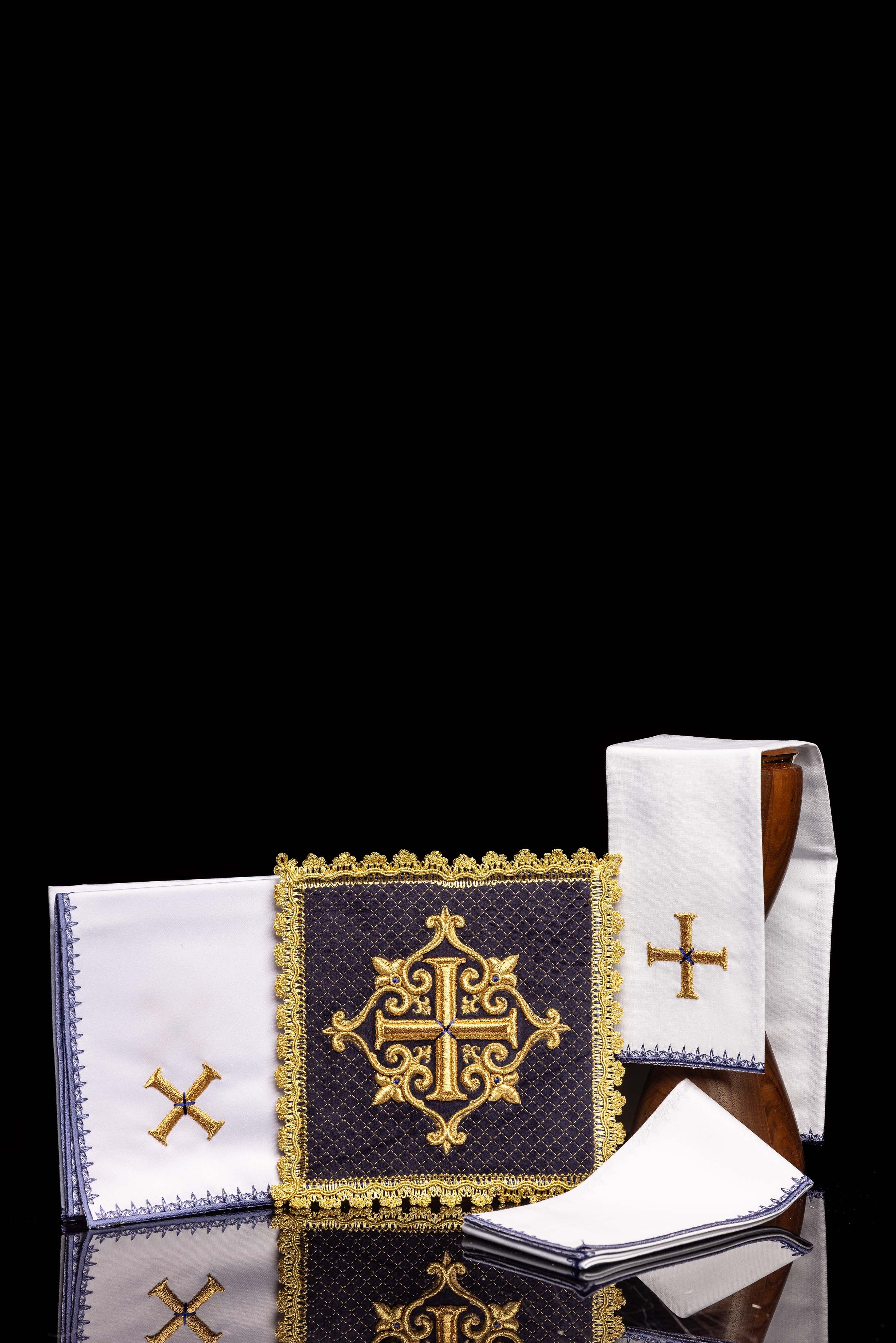 Set the Calice en lin avec croix brodée, velours violet
