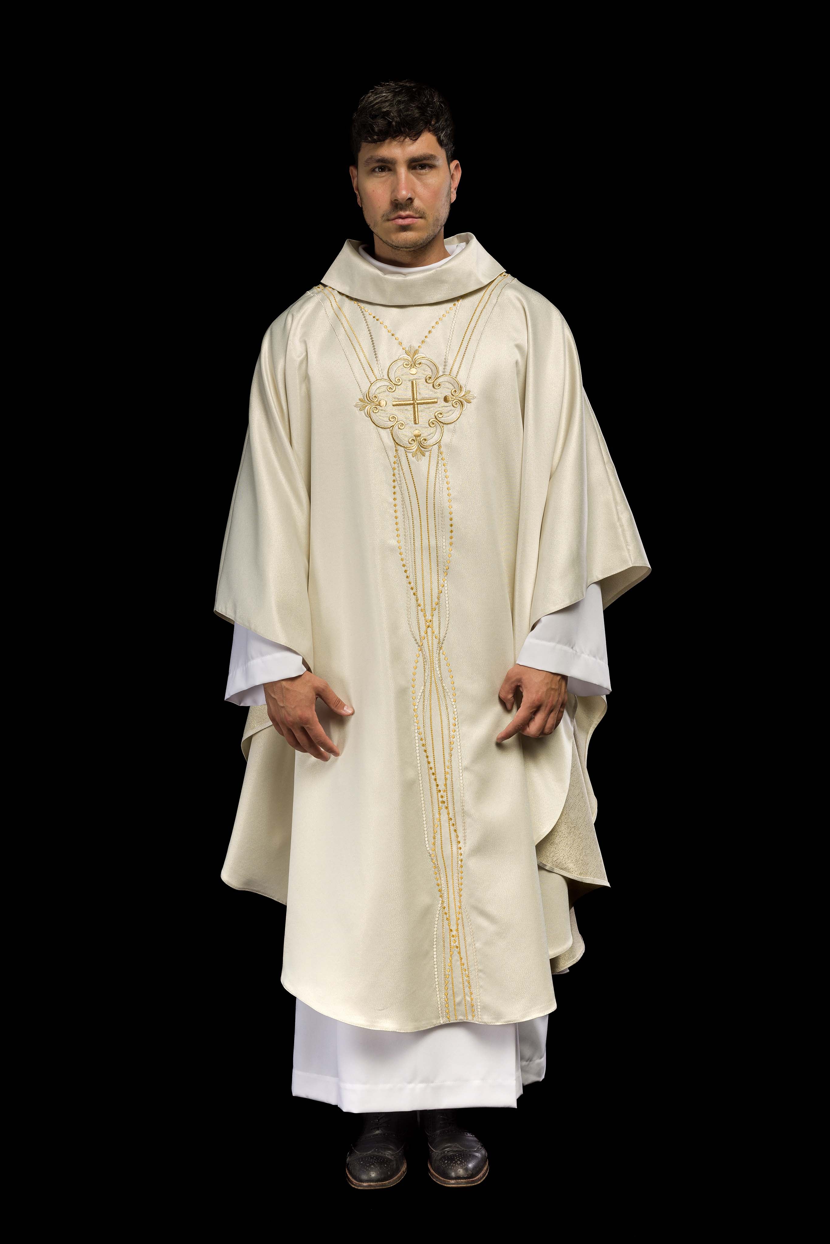 Chasuble d'inspiration rosaire en tissu brillant écru