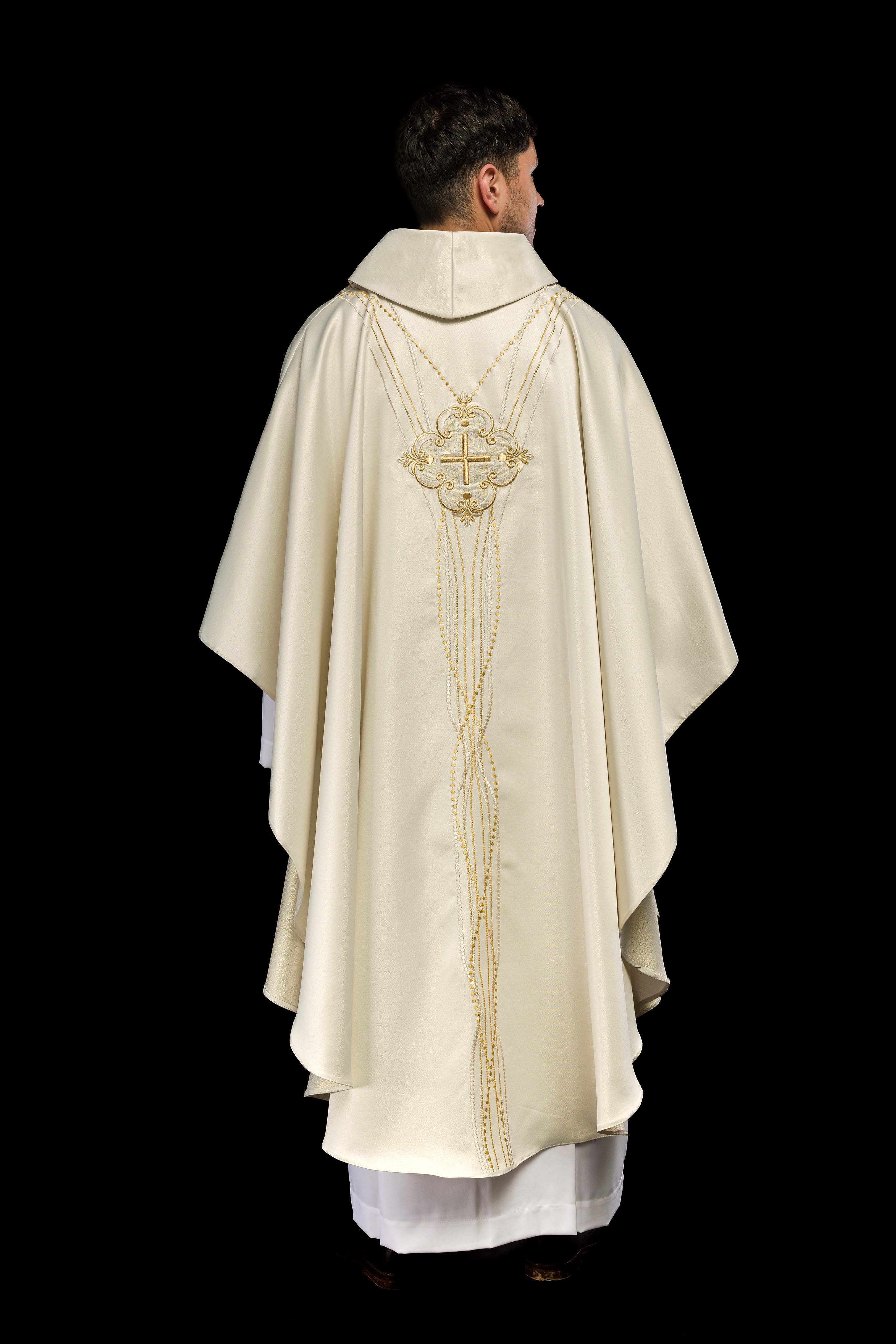 Chasuble d'inspiration rosaire en tissu brillant écru