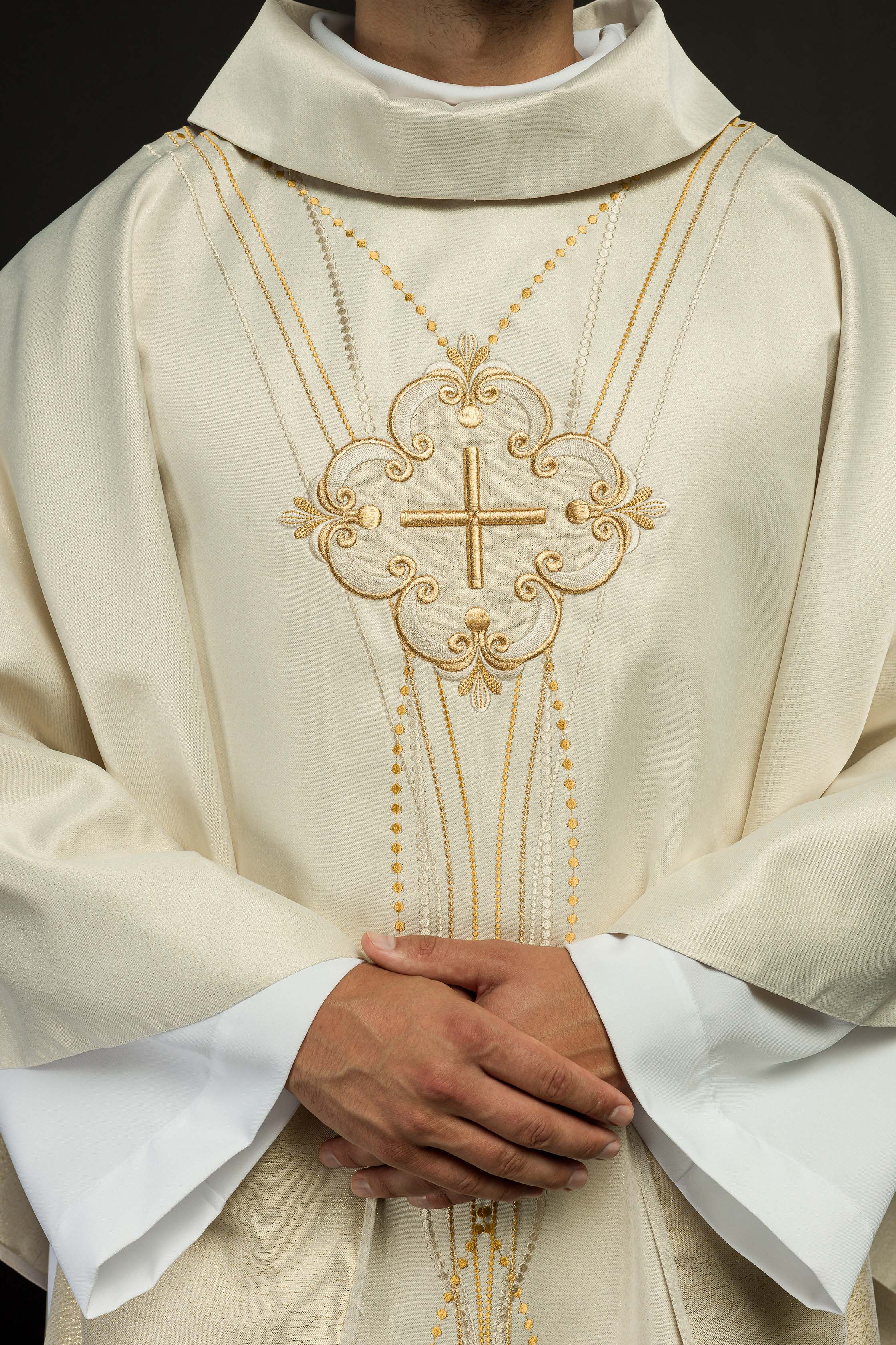 Chasuble d'inspiration rosaire en tissu brillant écru
