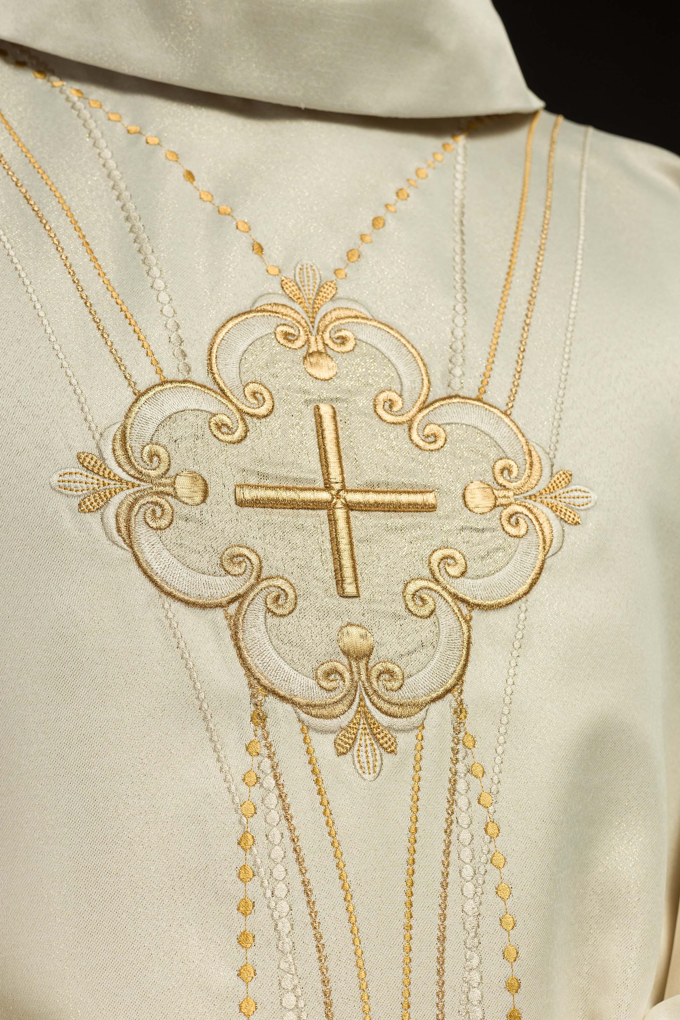 Chasuble d'inspiration rosaire en tissu brillant écru