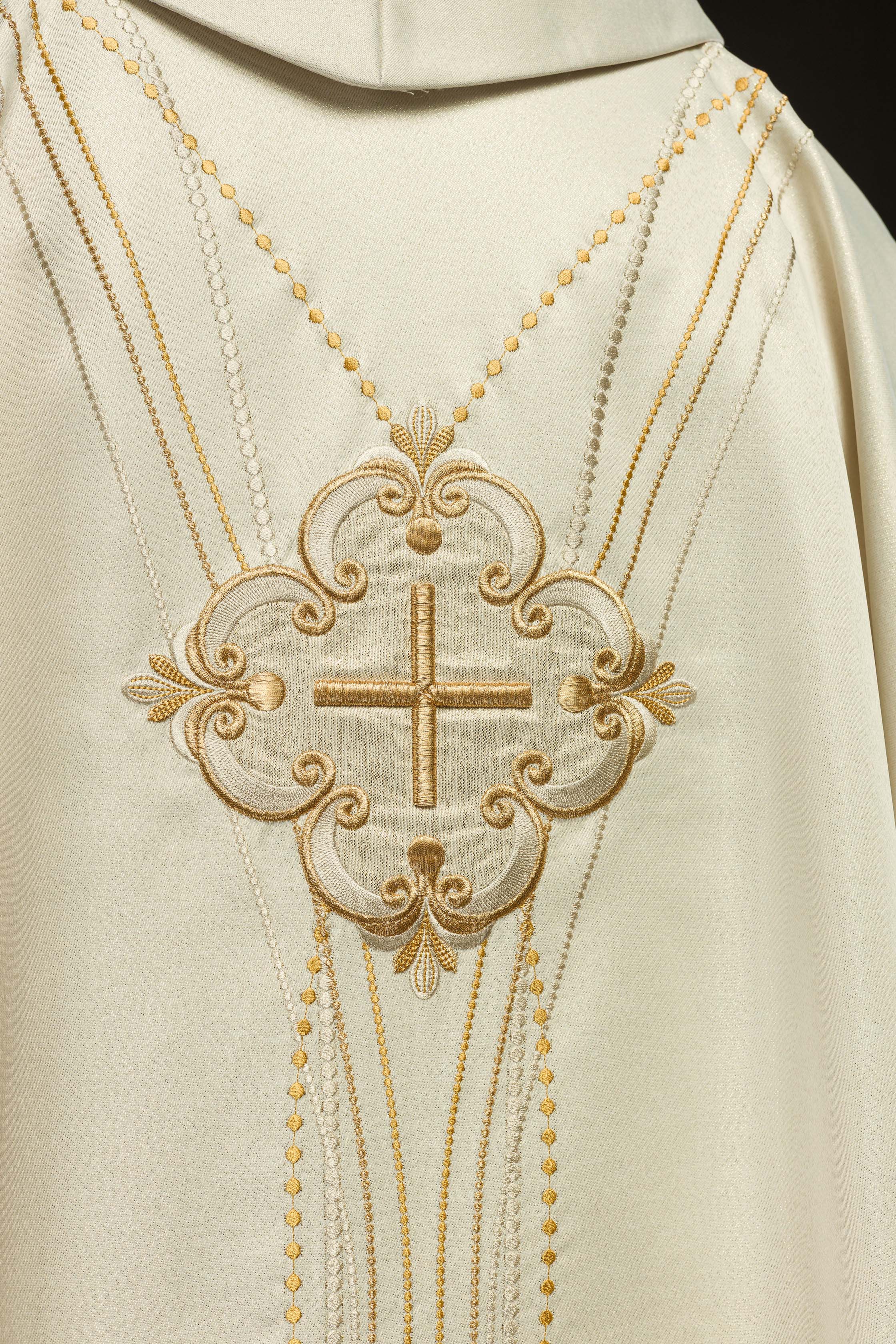 Chasuble d'inspiration rosaire en tissu brillant écru