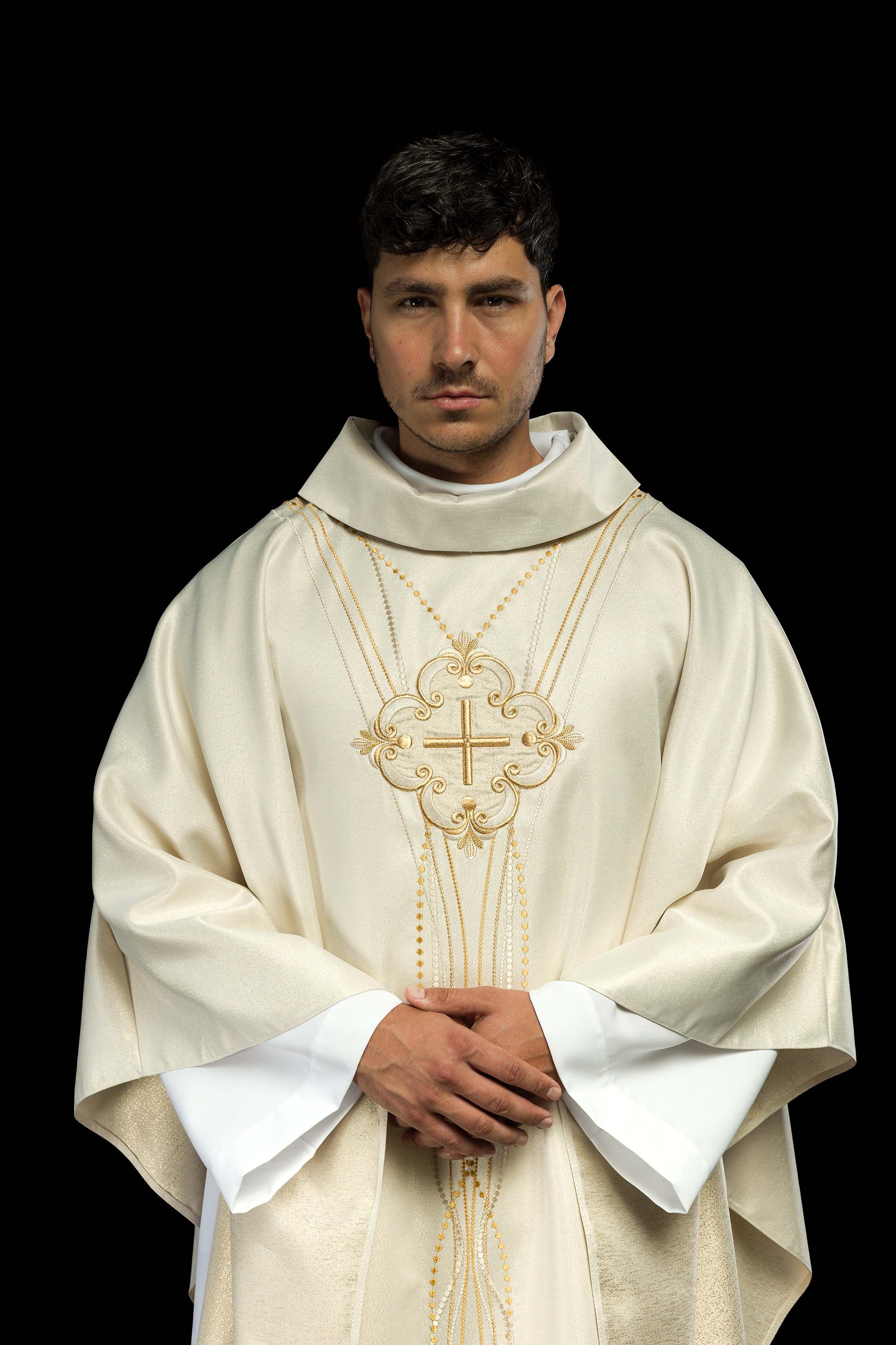 Chasuble d'inspiration rosaire en tissu brillant écru