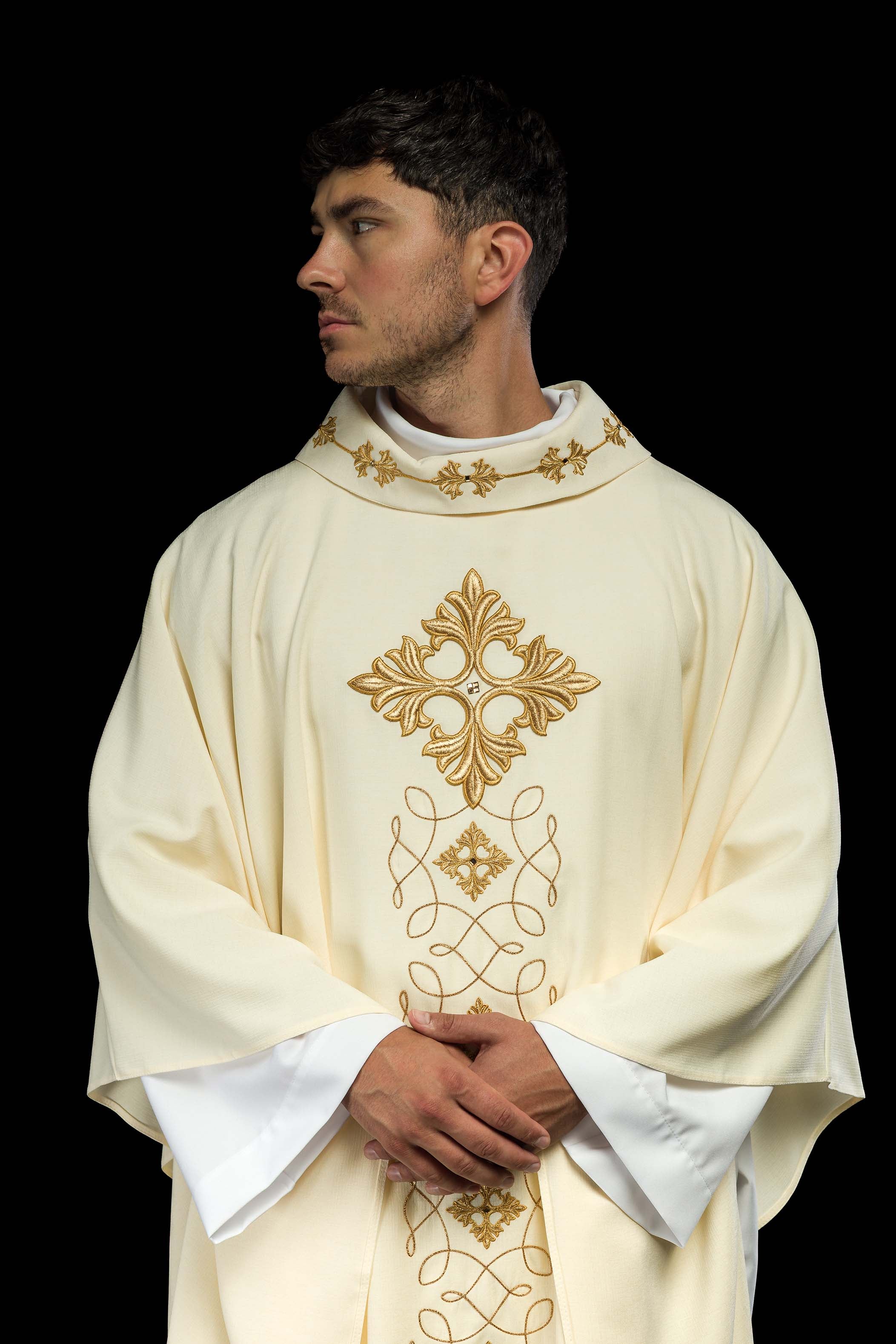 Chasuble richement brodée d'un cordon orné de pierres