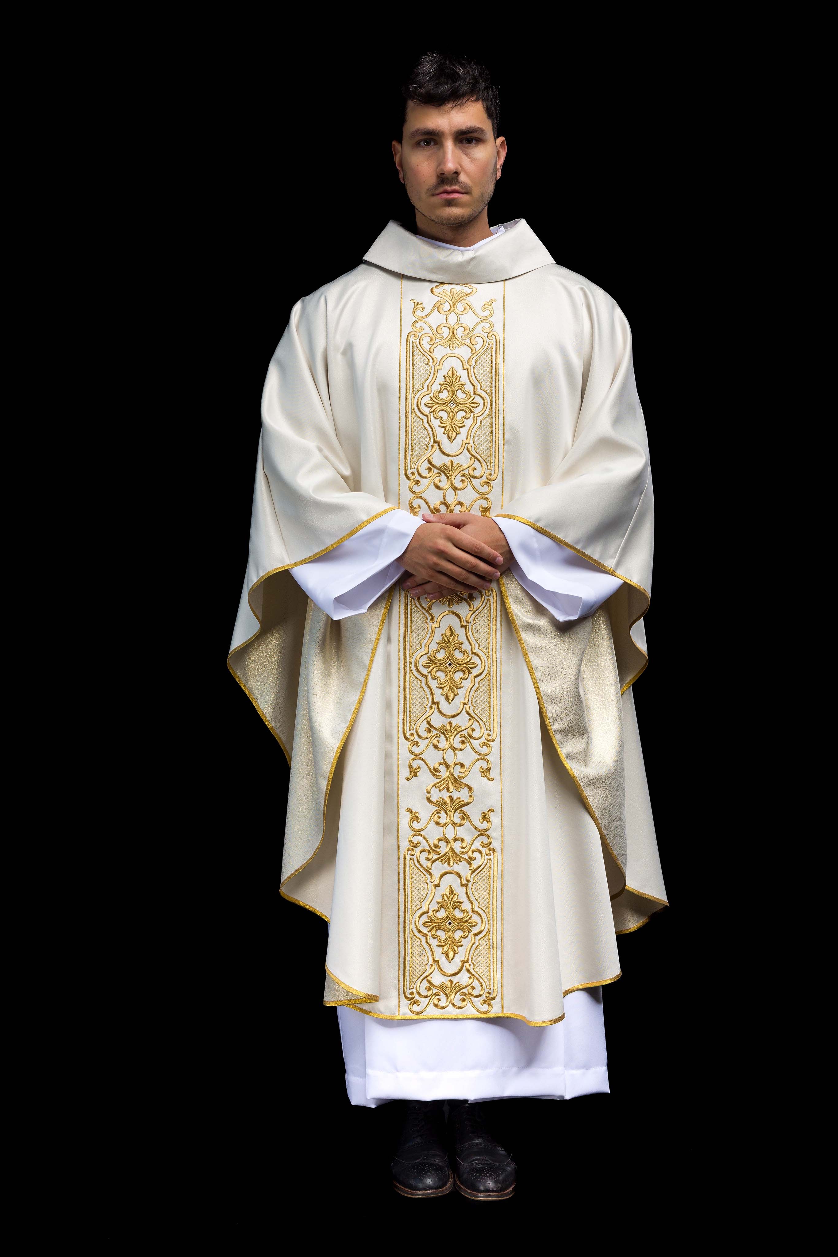 Chasuble en tissu chatoyant avec une riche broderie dorée sur la ceinture