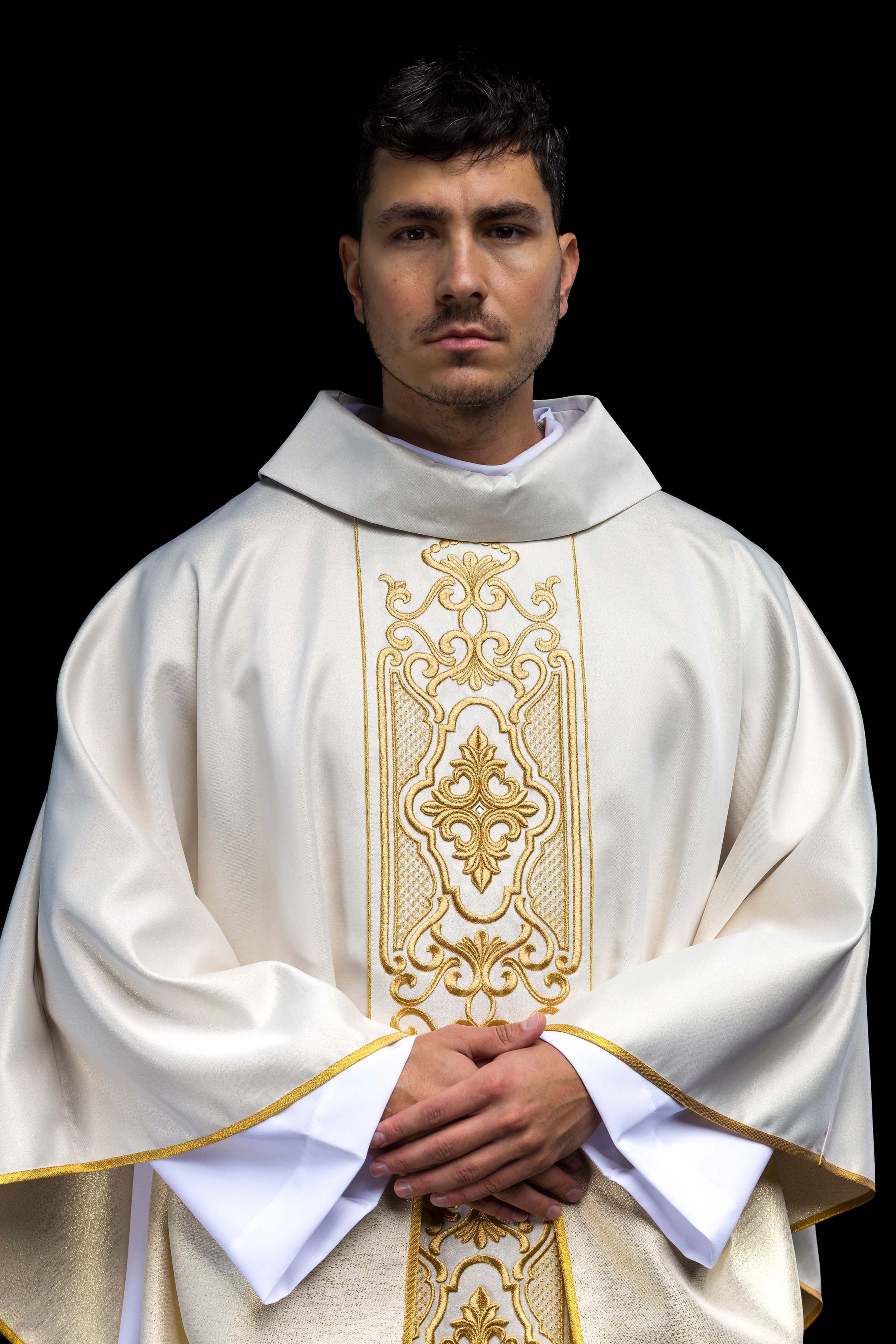 Chasuble en tissu chatoyant avec une riche broderie dorée sur la ceinture
