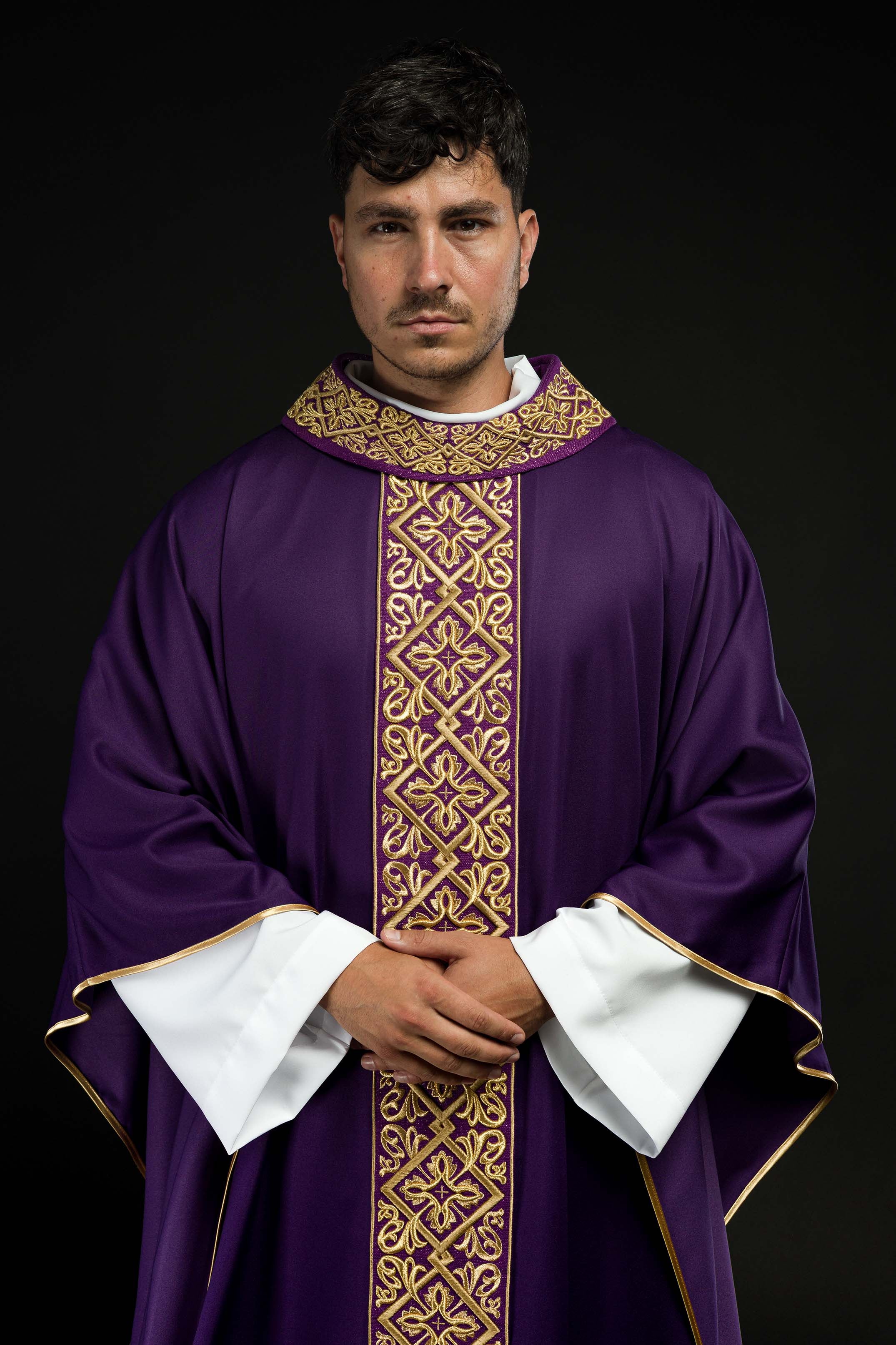Chasuble richement brodée violette.