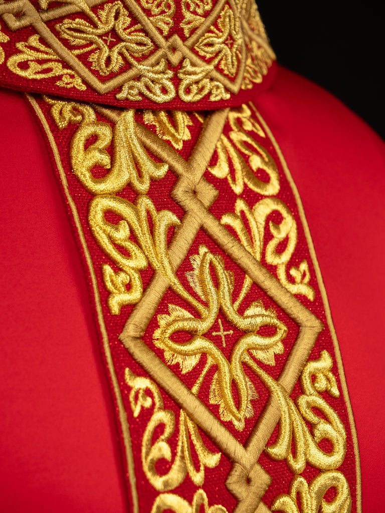 Ornat bogato haftowany motyw florystyczny z krzyżami Czerwony