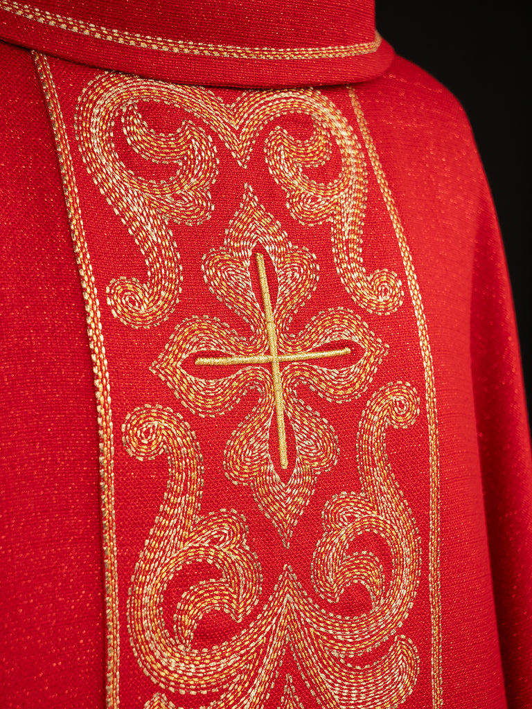 Ornat bogato haftowany z krzyżami Czerwony