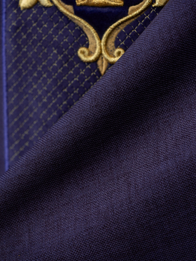 Chasuble avec ceinture de velours violet et broderie de croix