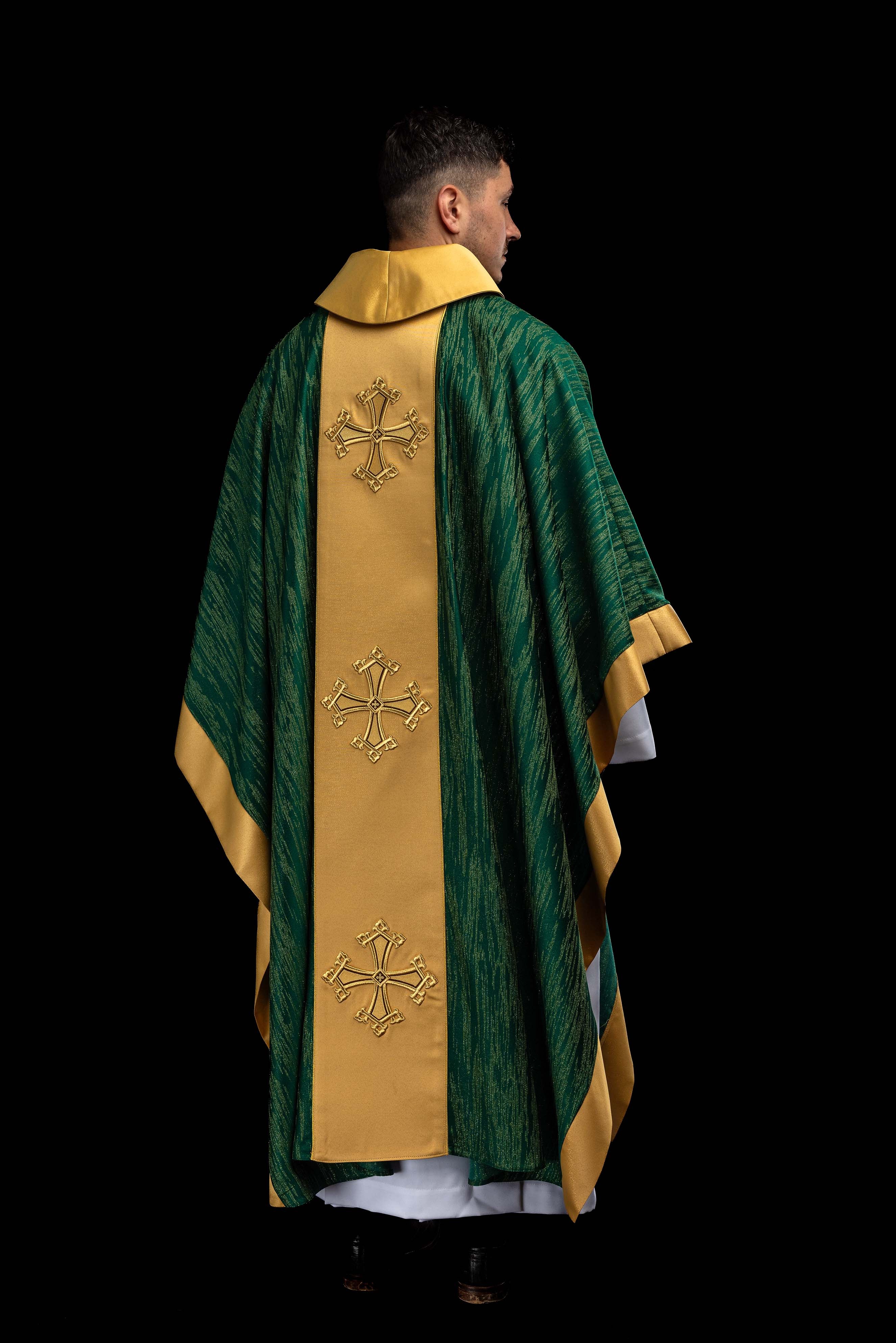 Chasuble verte avec motif de croix brodé et bande sur tissu ornemental