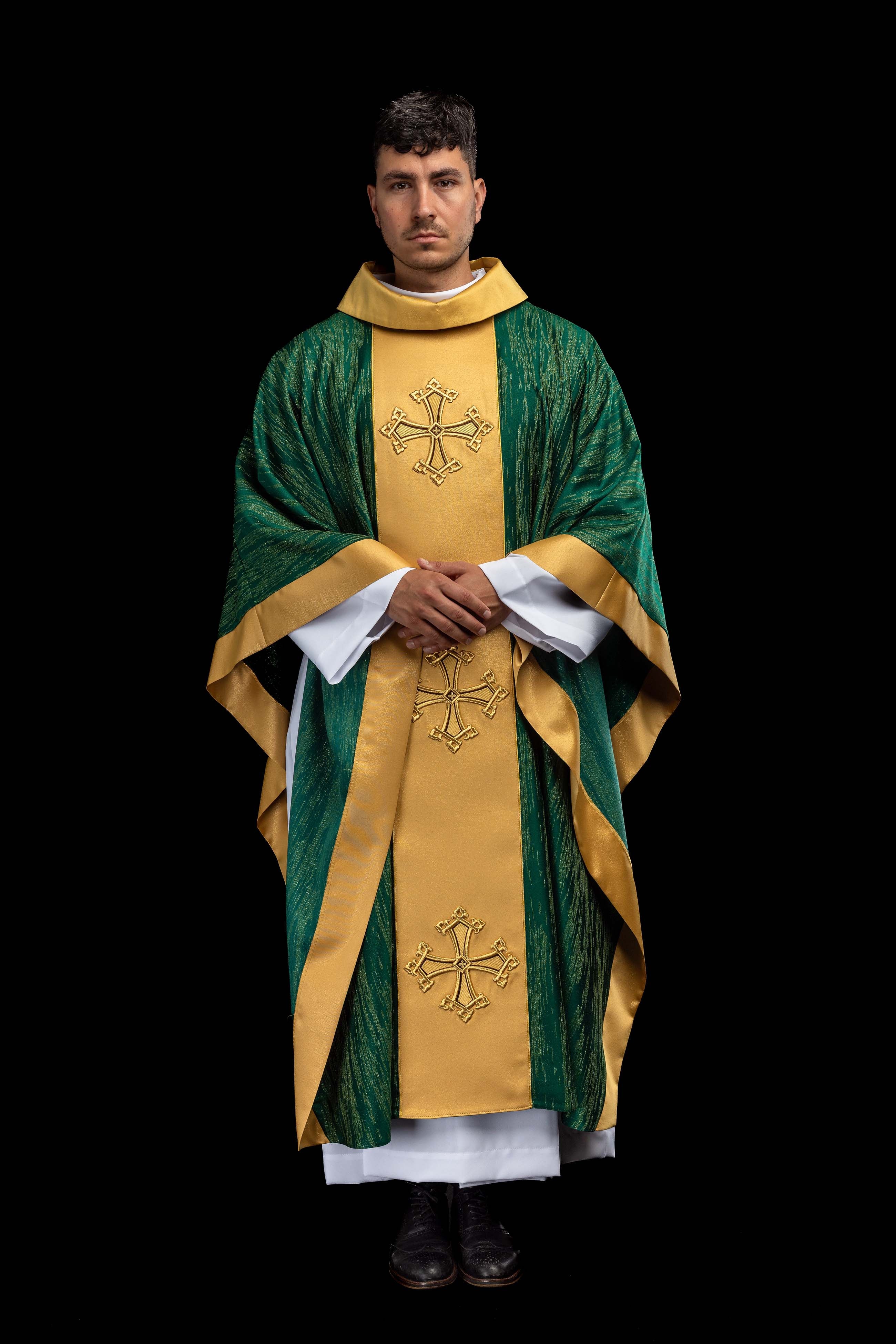 Chasuble verte avec motif de croix brodé et bande sur tissu ornemental