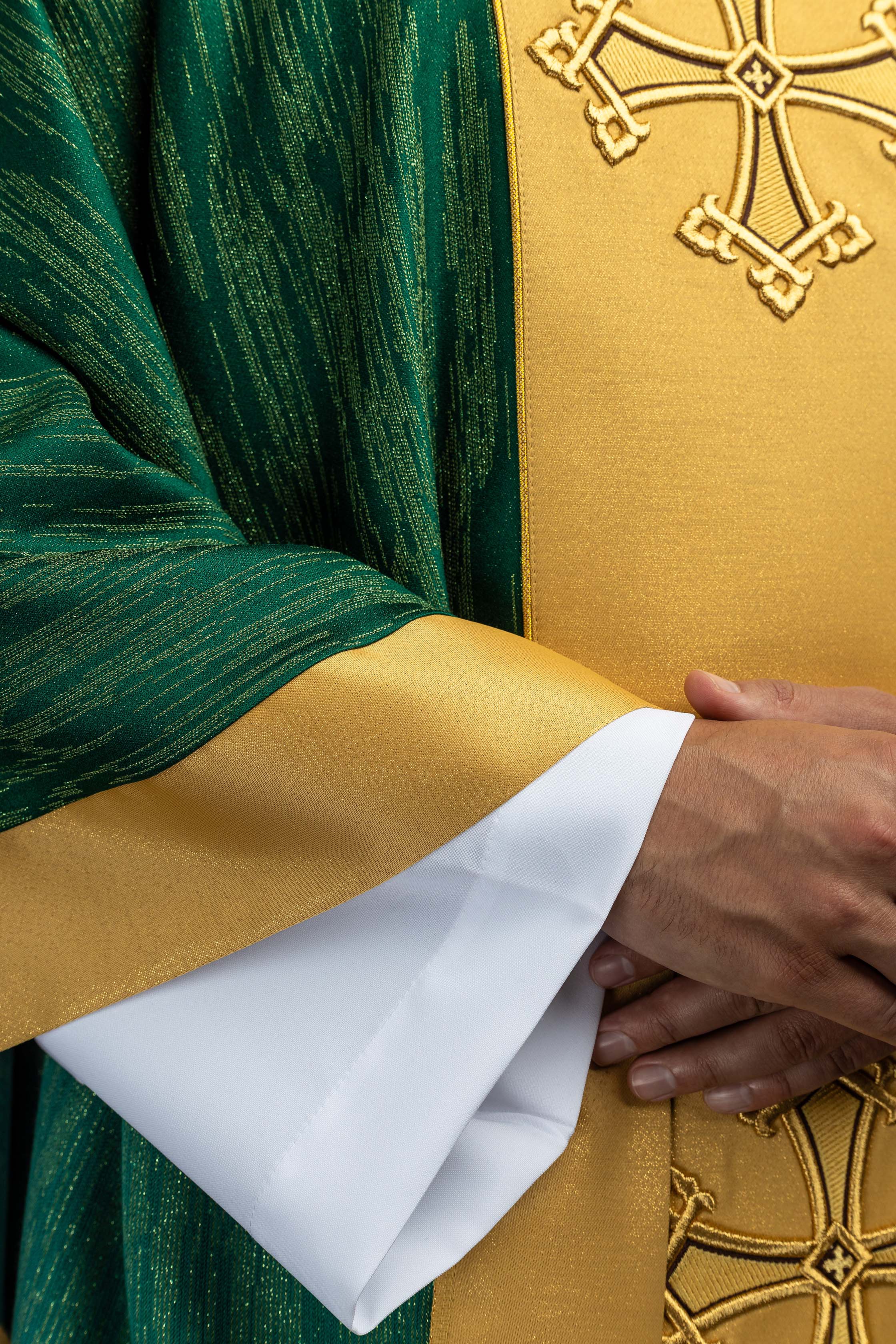 Chasuble verte avec motif de croix brodé et bande sur tissu ornemental
