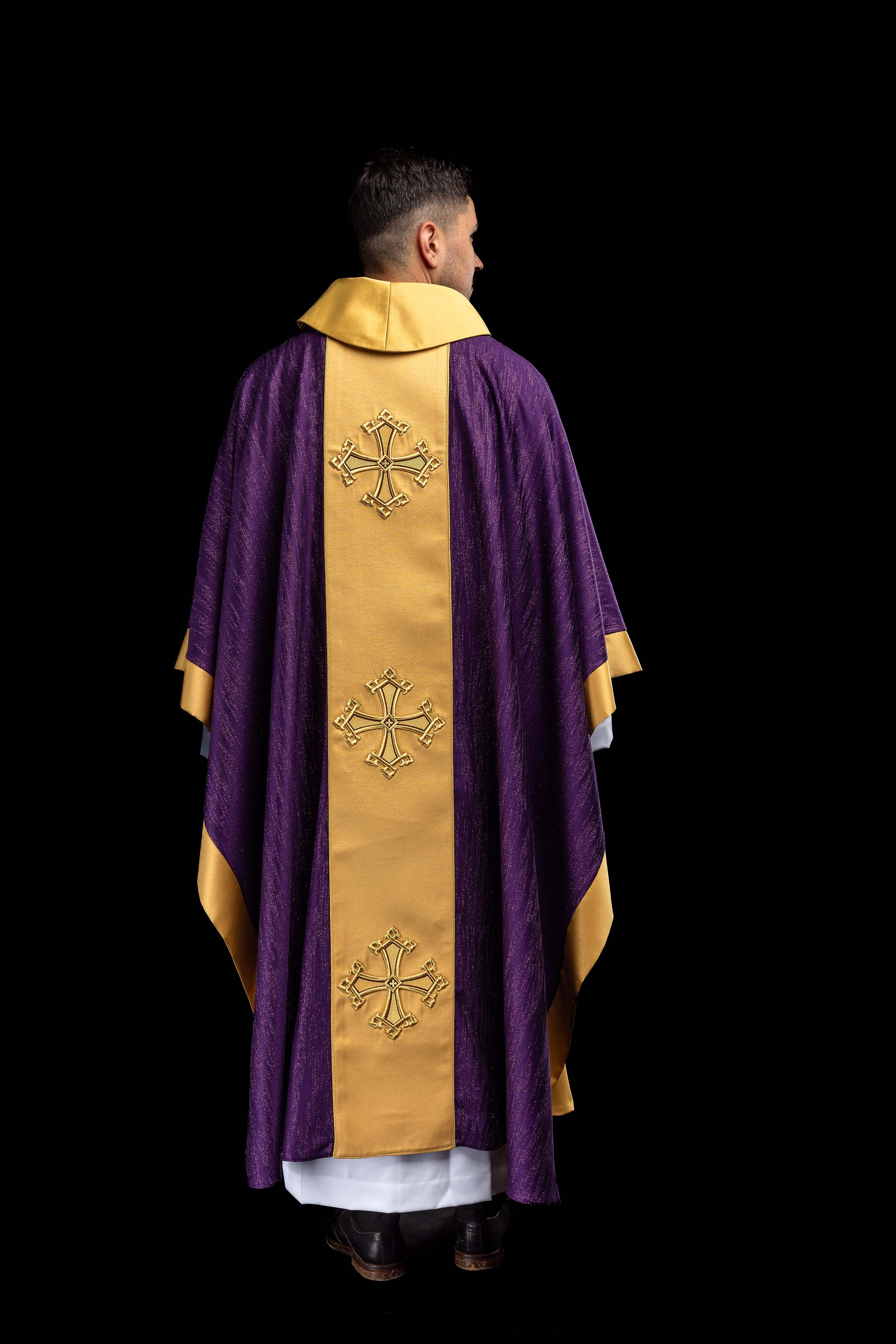 Chasuble violette avec motif de croix brodé et bande sur tissu ornemental