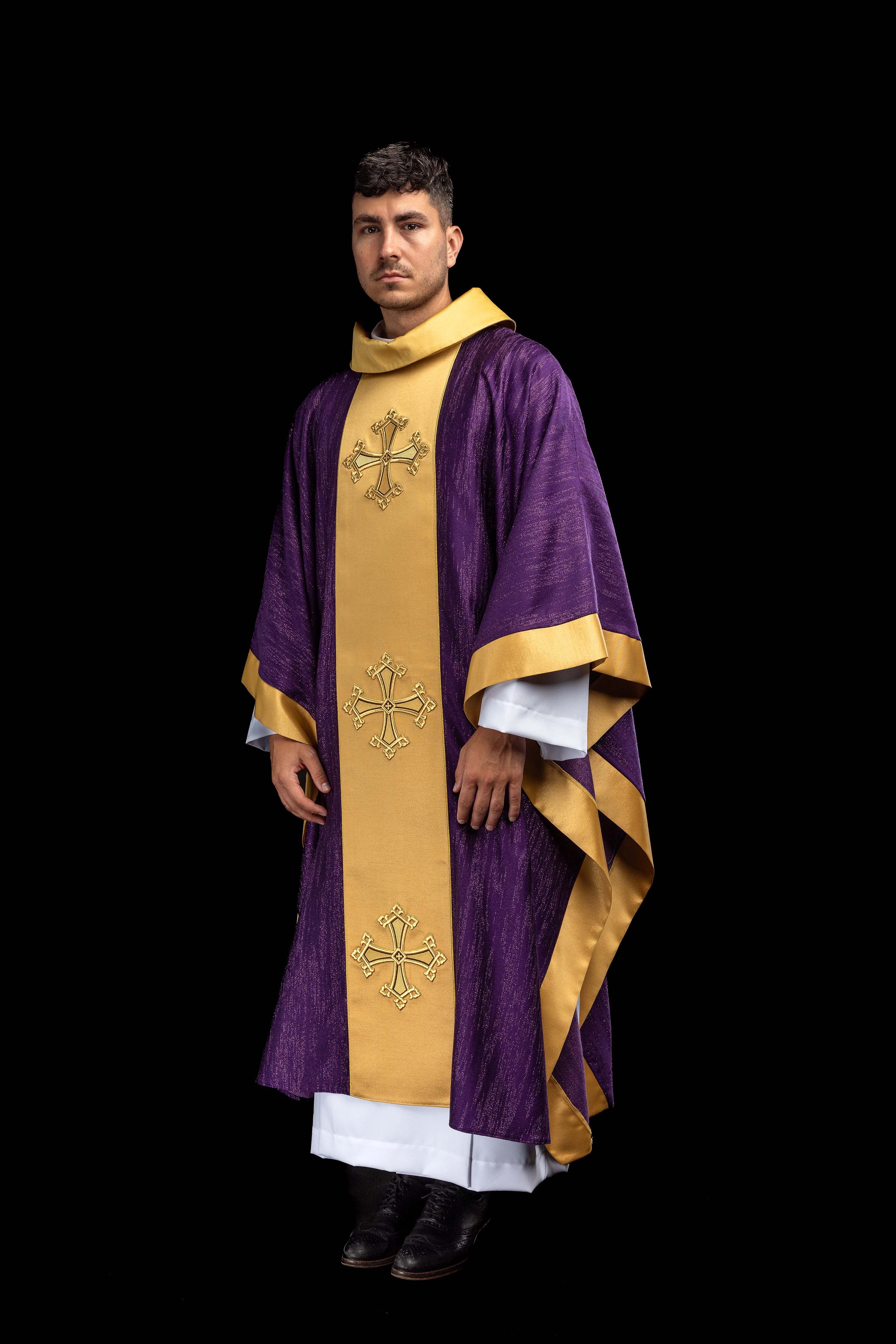 Chasuble violette avec motif de croix brodé et bande sur tissu ornemental