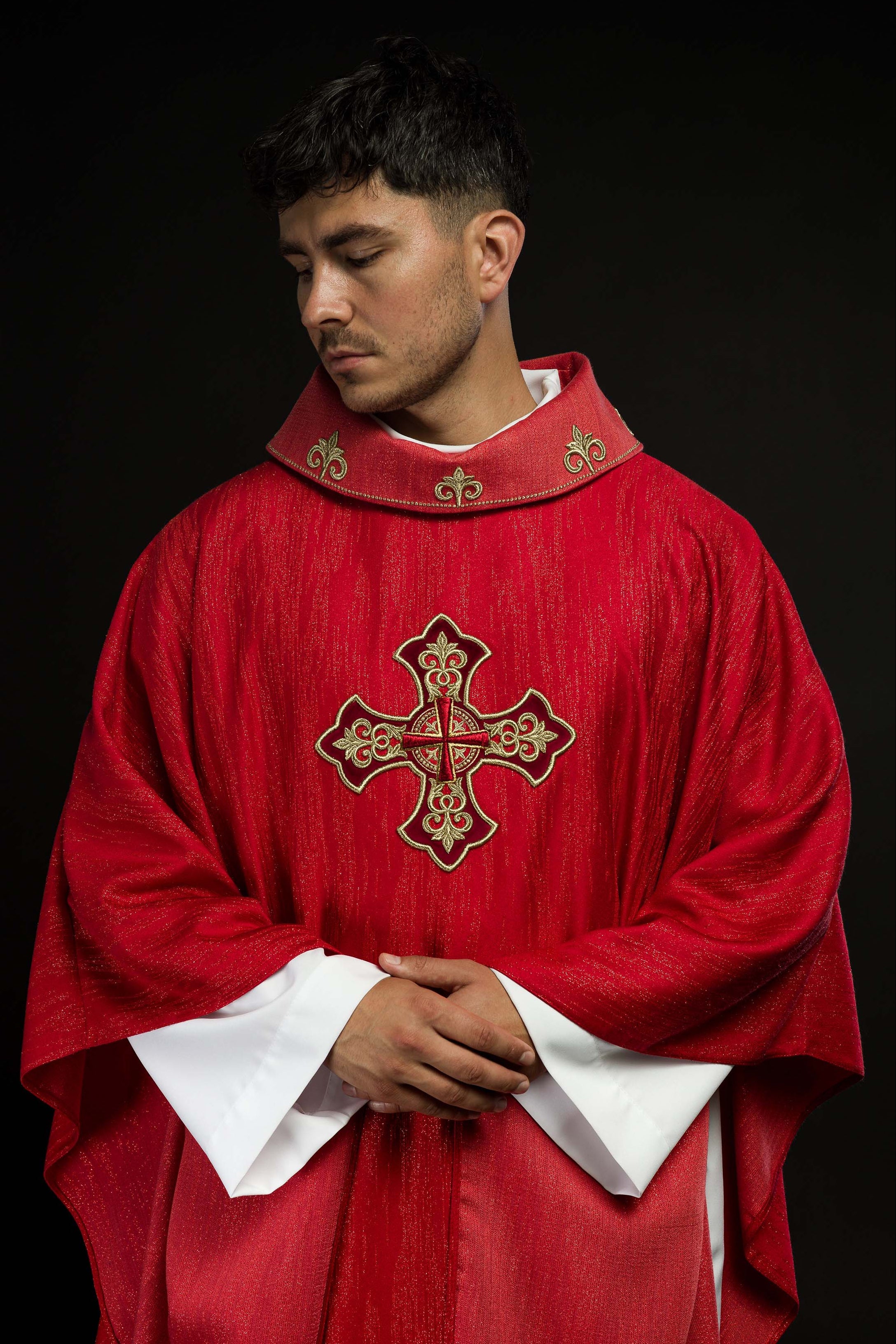 Chasuble rouge avec motif brodé de croix sur tissu ornemental