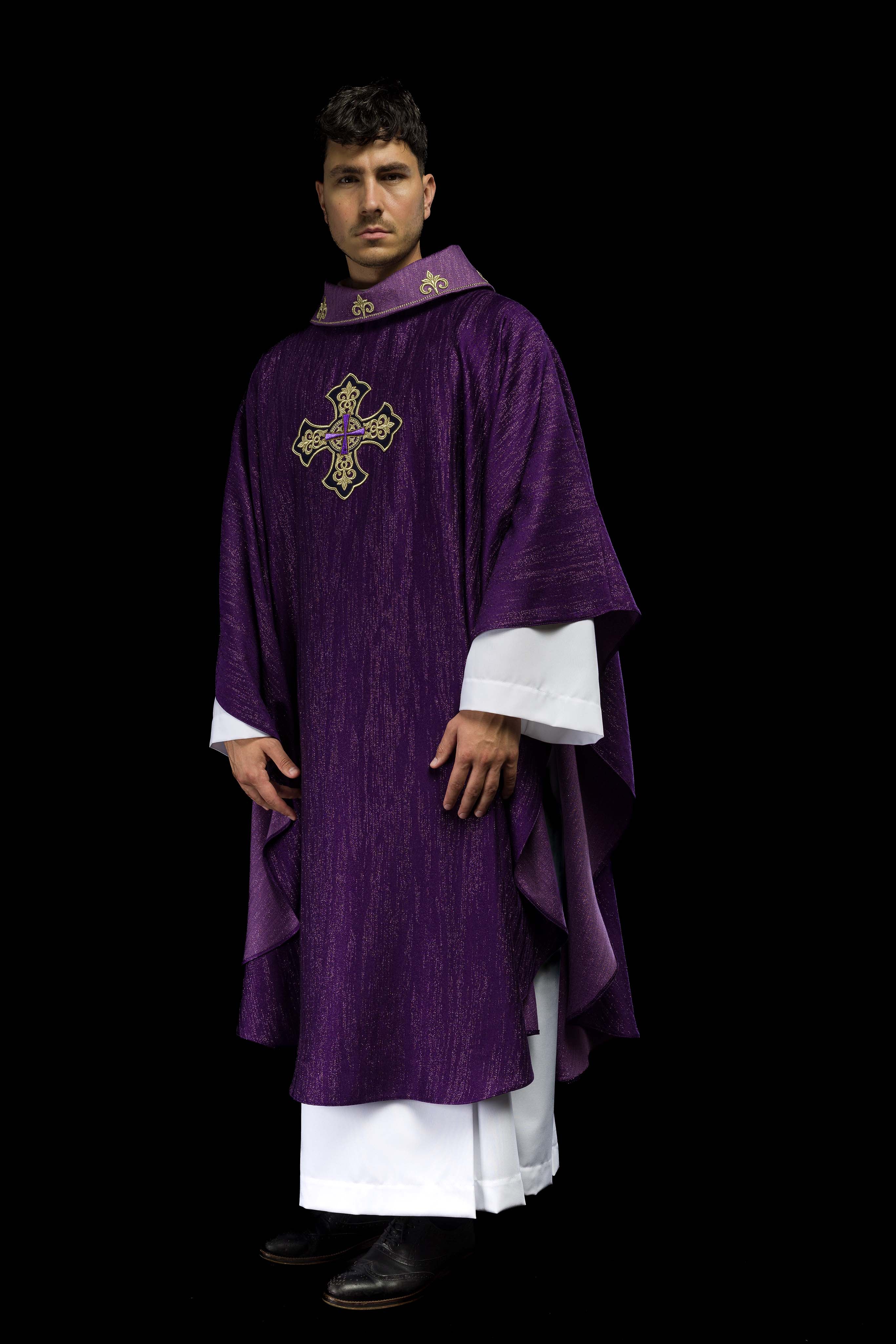 Chasuble violette avec motif brodé de croix sur tissu ornemental