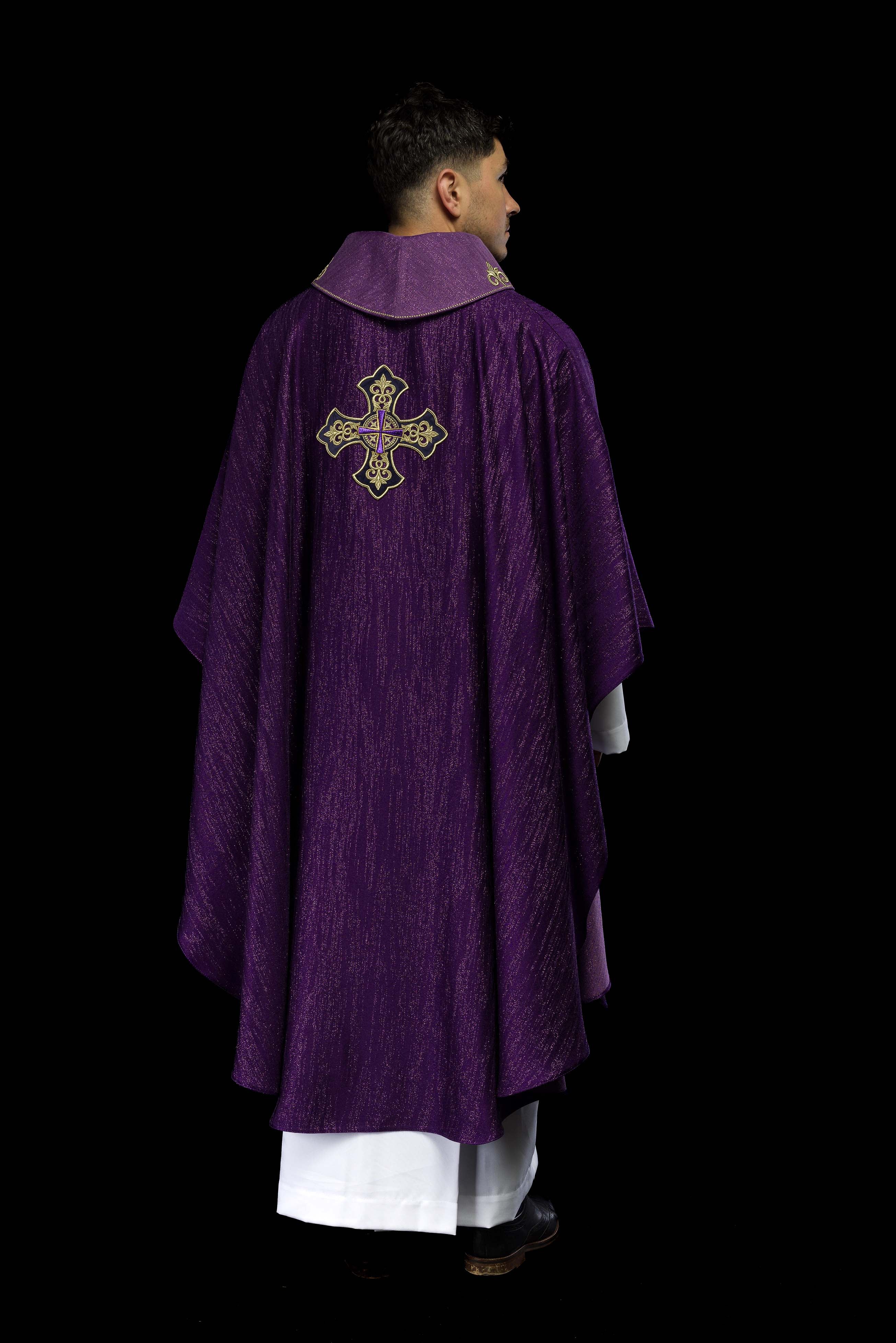 Chasuble violette avec motif brodé de croix sur tissu ornemental