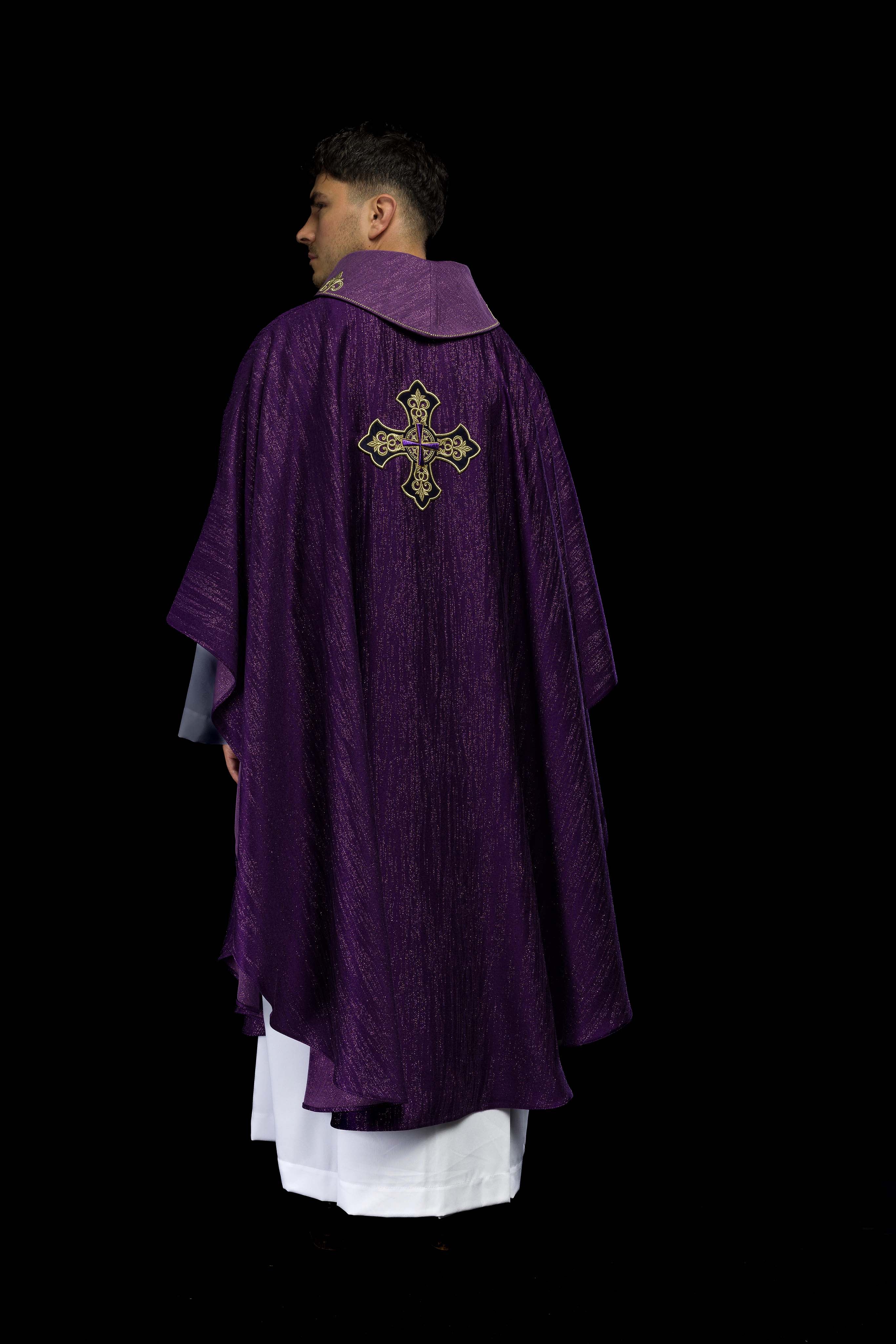 Chasuble violette avec motif brodé de croix sur tissu ornemental