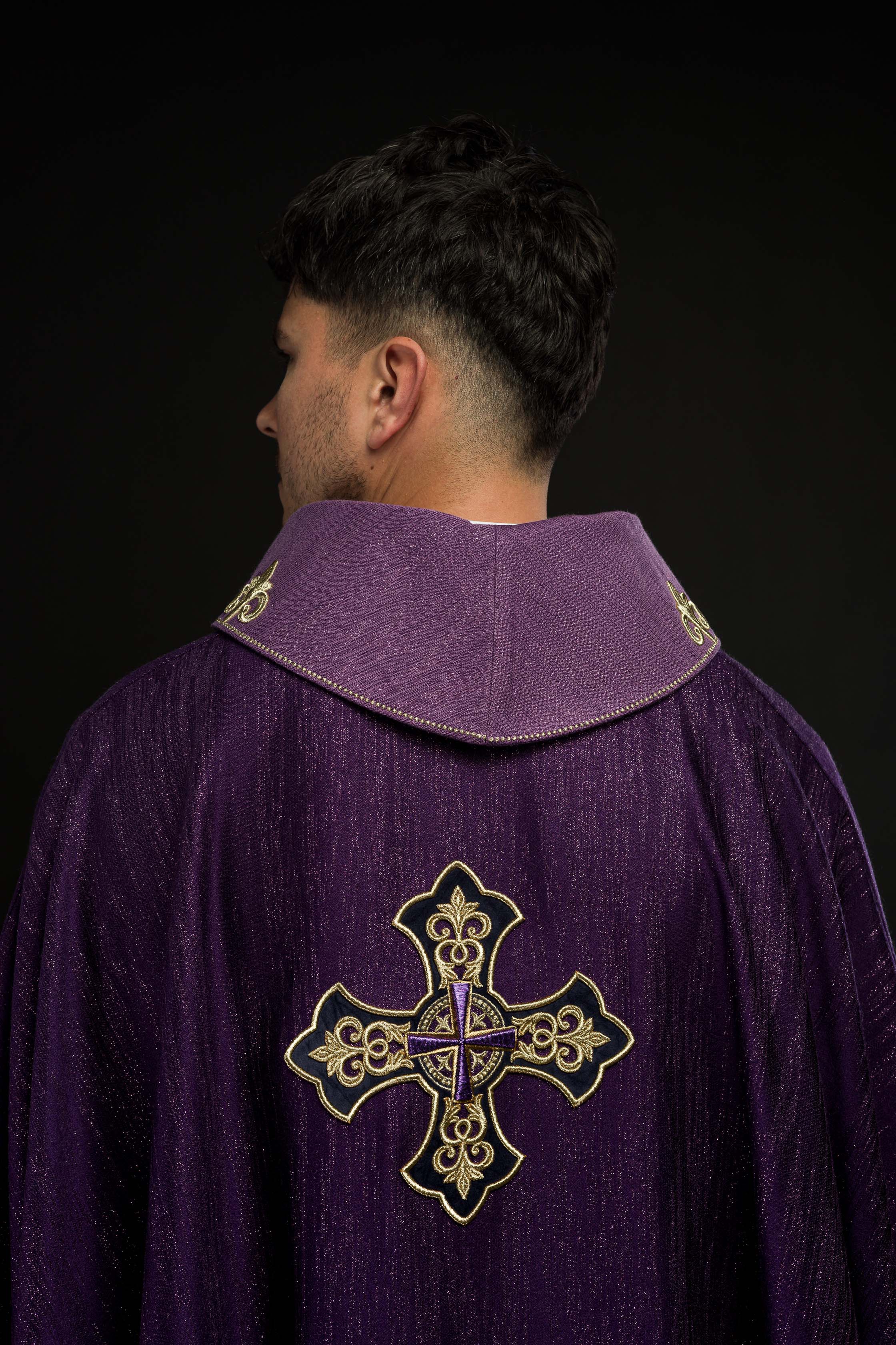 Chasuble violette avec motif brodé de croix sur tissu ornemental