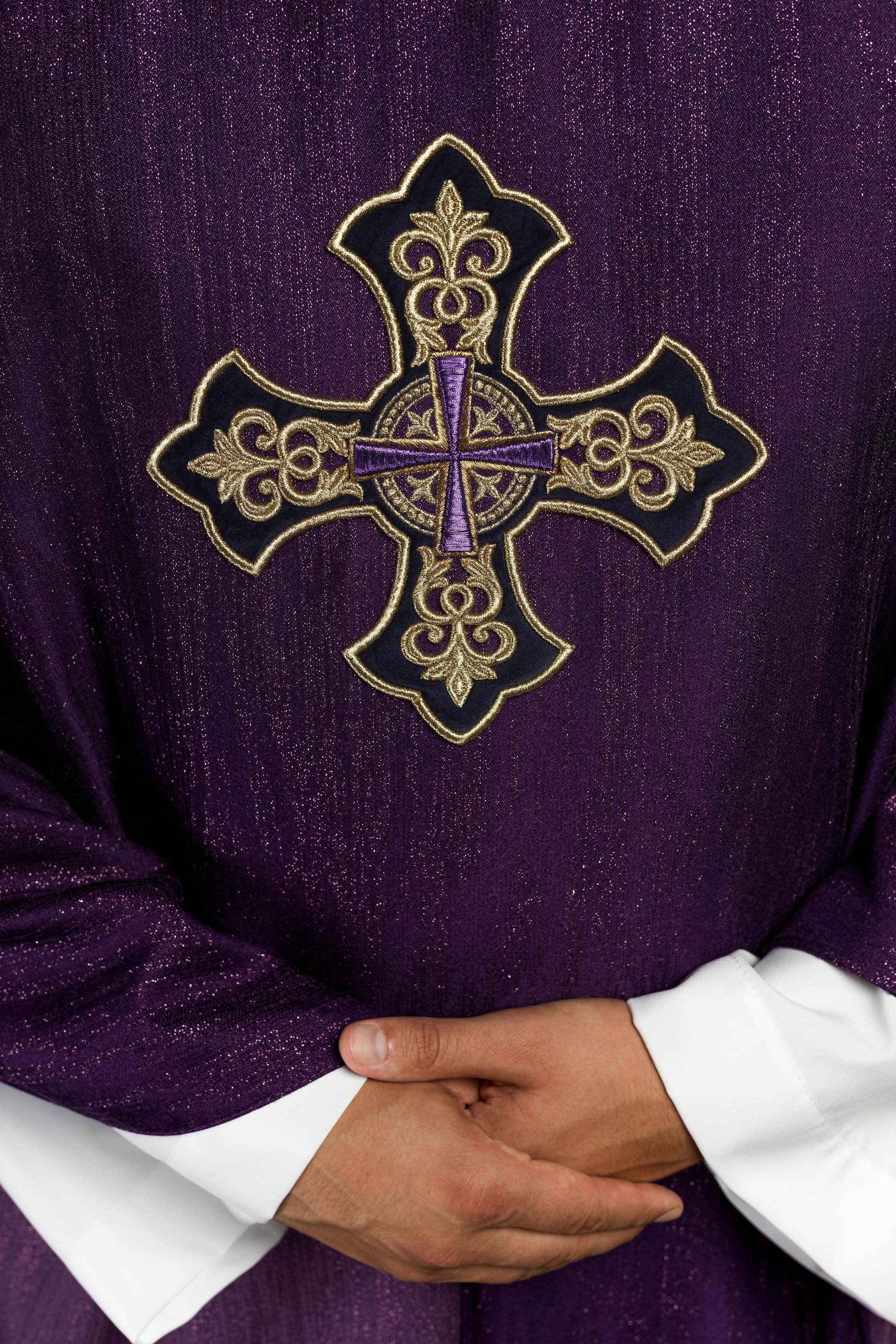 Chasuble violette avec motif brodé de croix sur tissu ornemental