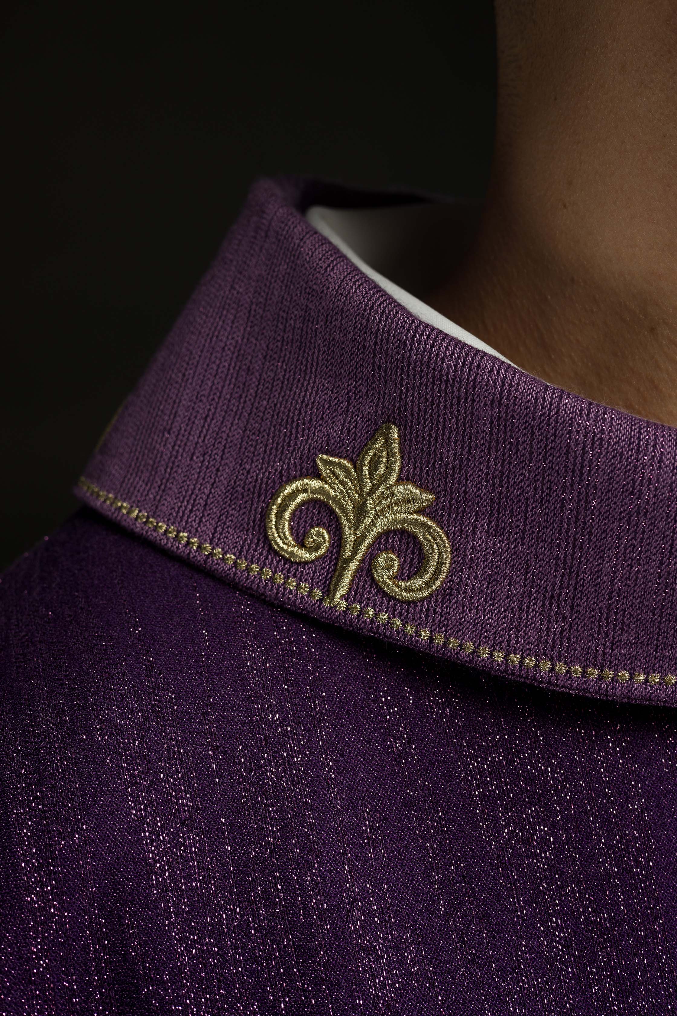 Chasuble violette avec motif brodé de croix sur tissu ornemental