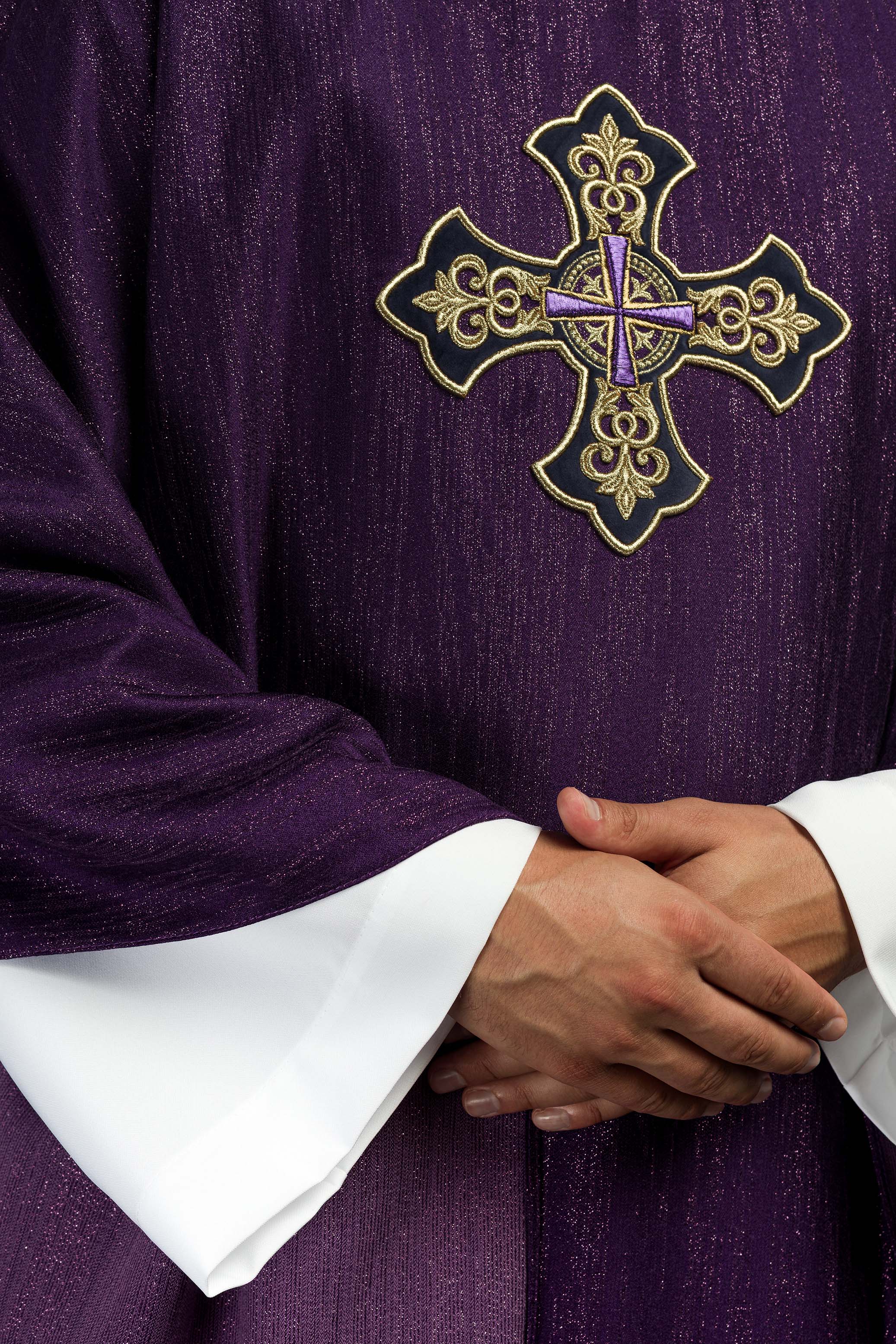 Chasuble violette avec motif brodé de croix sur tissu ornemental