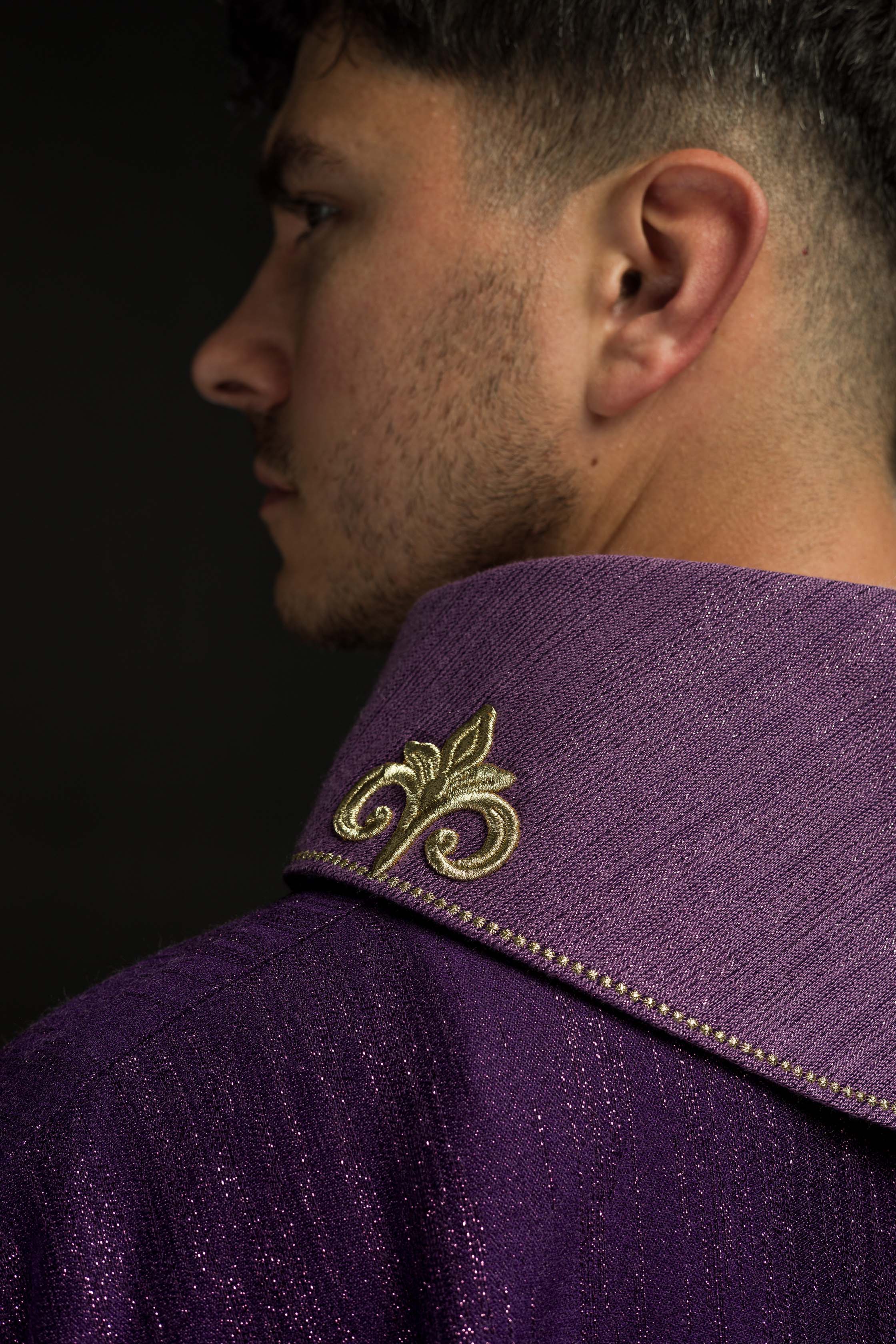 Chasuble violette avec motif brodé de croix sur tissu ornemental