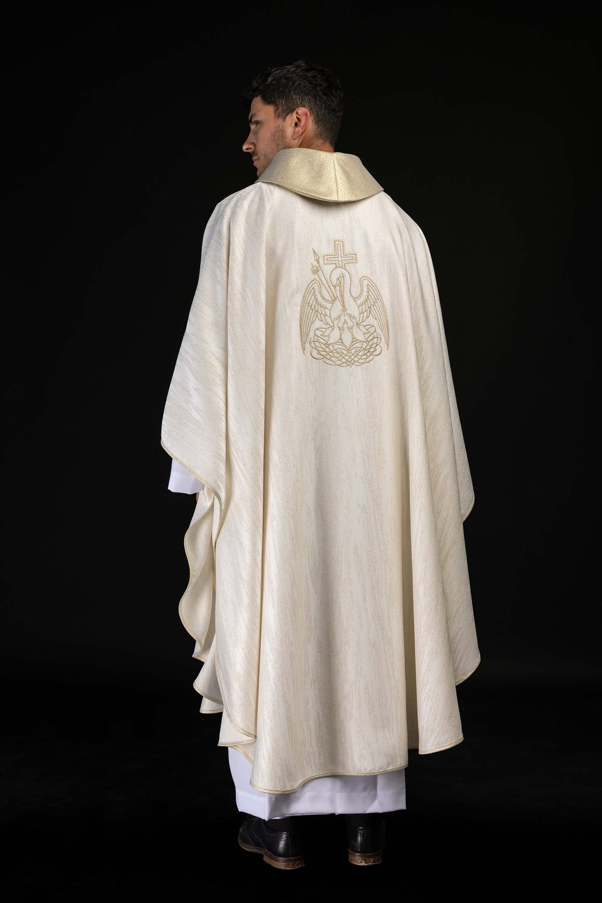 Chasuble écrue avec broderie dorée représentant un pélican